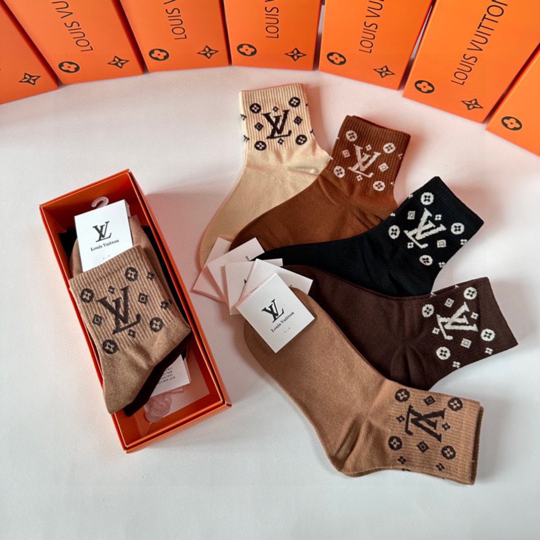 💛配专柜包装 LV（路易威登）新款中长筒堆堆袜袜子！一盒五双，专柜同步筒袜袜子，💛大牌出街，潮人必备🔥超好搭