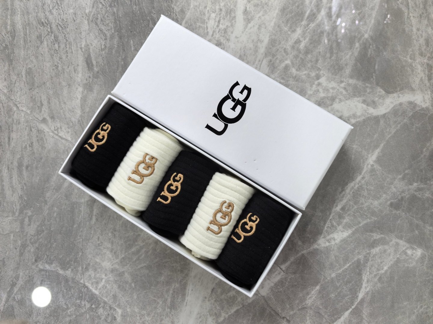 💛配专柜包装 UGG 新款中长款堆堆袜袜子！一盒五双，专柜同步筒袜袜子，大牌出街，潮人必备🔥超好搭