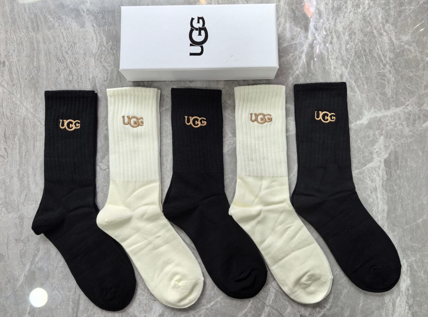 💛配专柜包装 UGG 新款中长款堆堆袜袜子！一盒五双，专柜同步筒袜袜子，大牌出街，潮人必备🔥超好搭