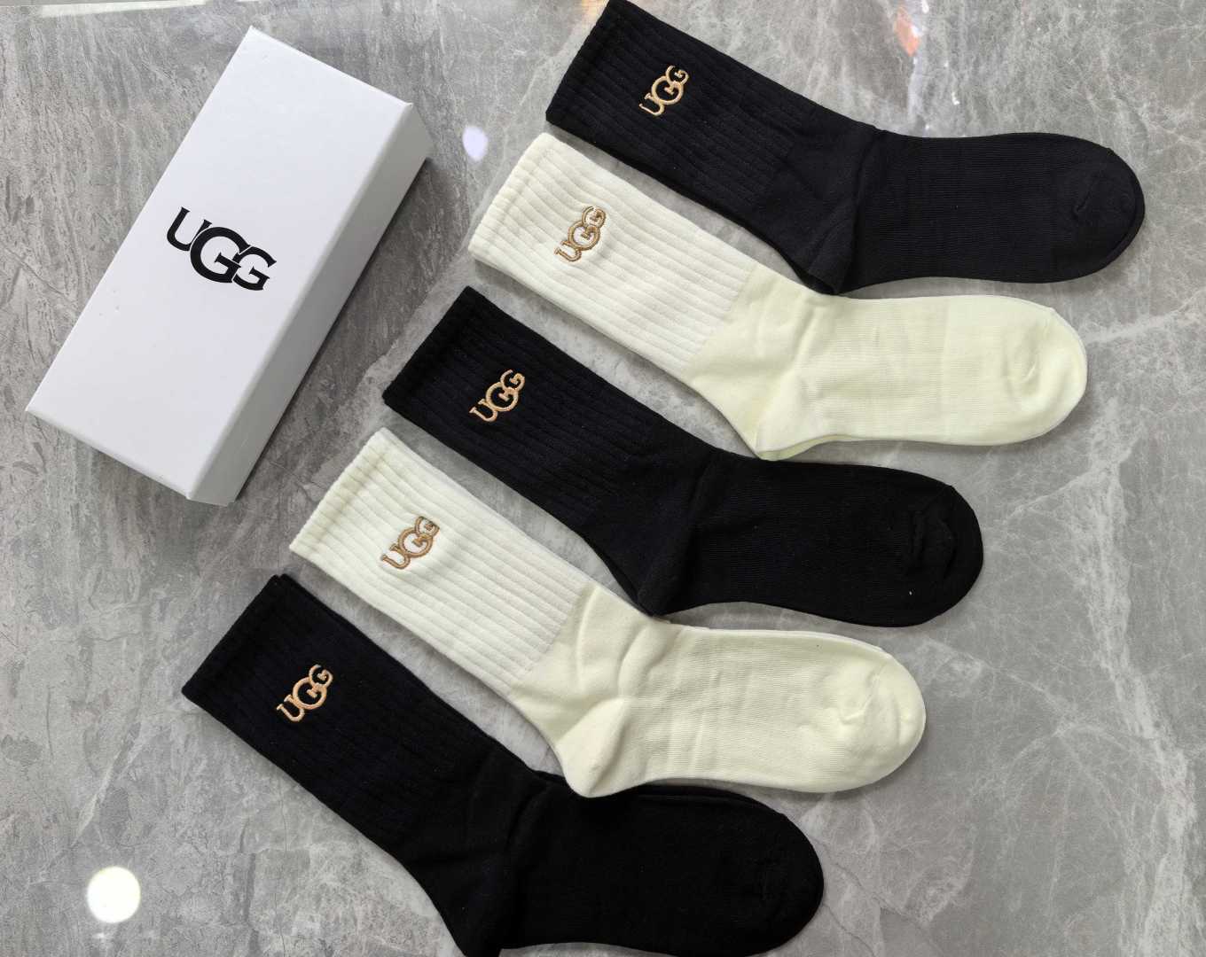 💛配专柜包装 UGG 新款中长款堆堆袜袜子！一盒五双，专柜同步筒袜袜子，大牌出街，潮人必备🔥超好搭