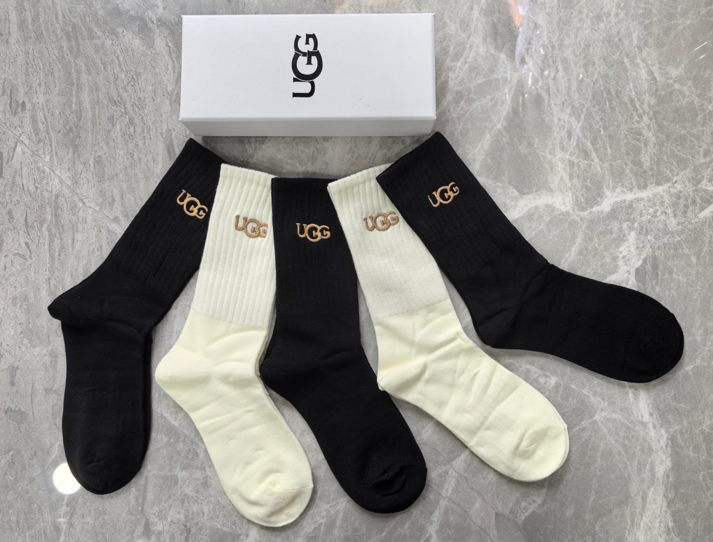 💛配专柜包装 UGG 新款中长款堆堆袜袜子！一盒五双，专柜同步筒袜袜子，大牌出街，潮人必备🔥超好搭