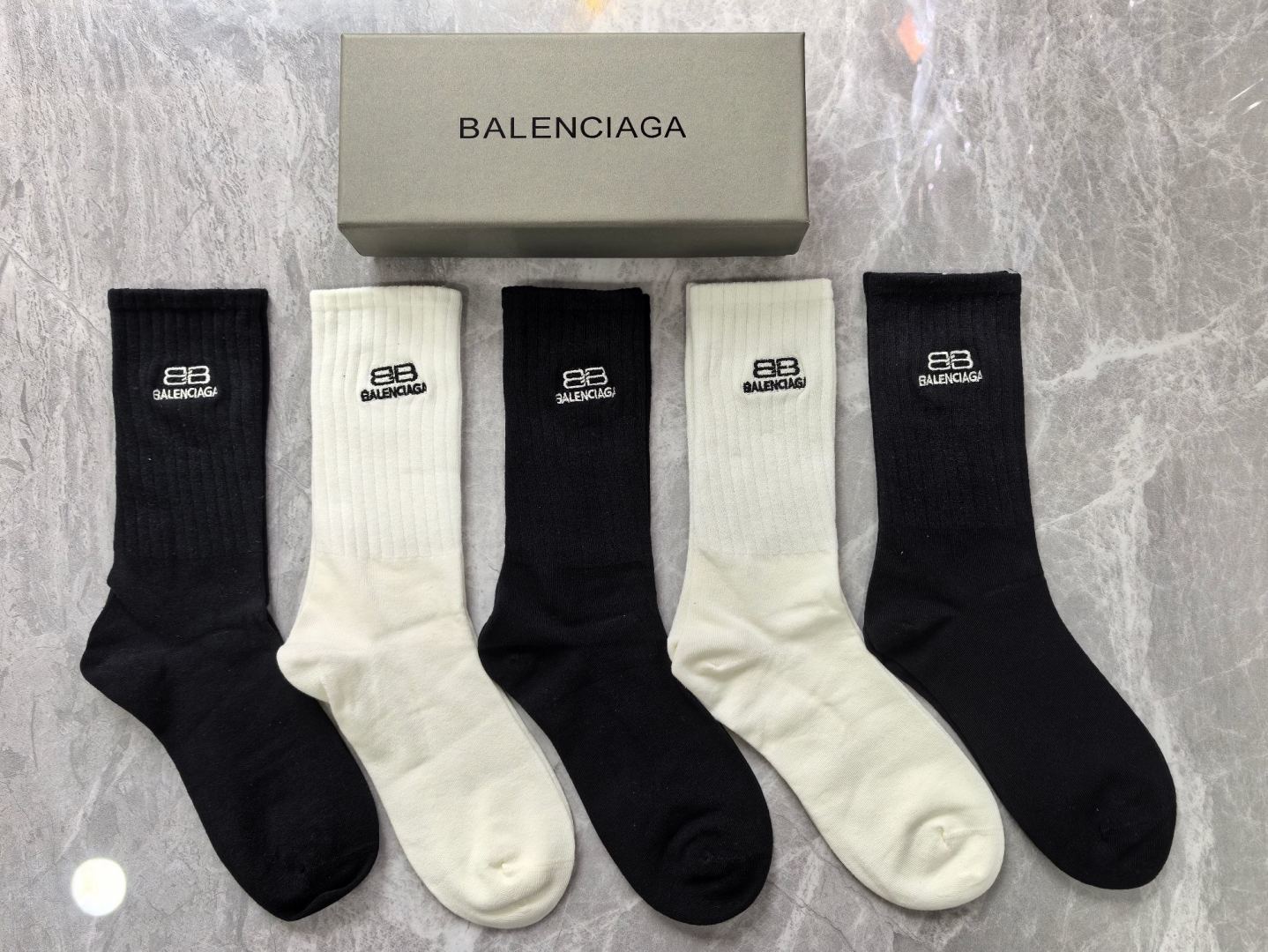 💛配专柜包装 Balenciaga (巴黎世家) 新款中长款堆堆袜袜子！一盒五双，专柜同步筒袜袜子，大牌出街，潮人必备🔥