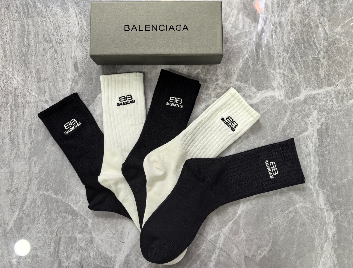 💛配专柜包装 Balenciaga (巴黎世家) 新款中长款堆堆袜袜子！一盒五双，专柜同步筒袜袜子，大牌出街，潮人必备🔥