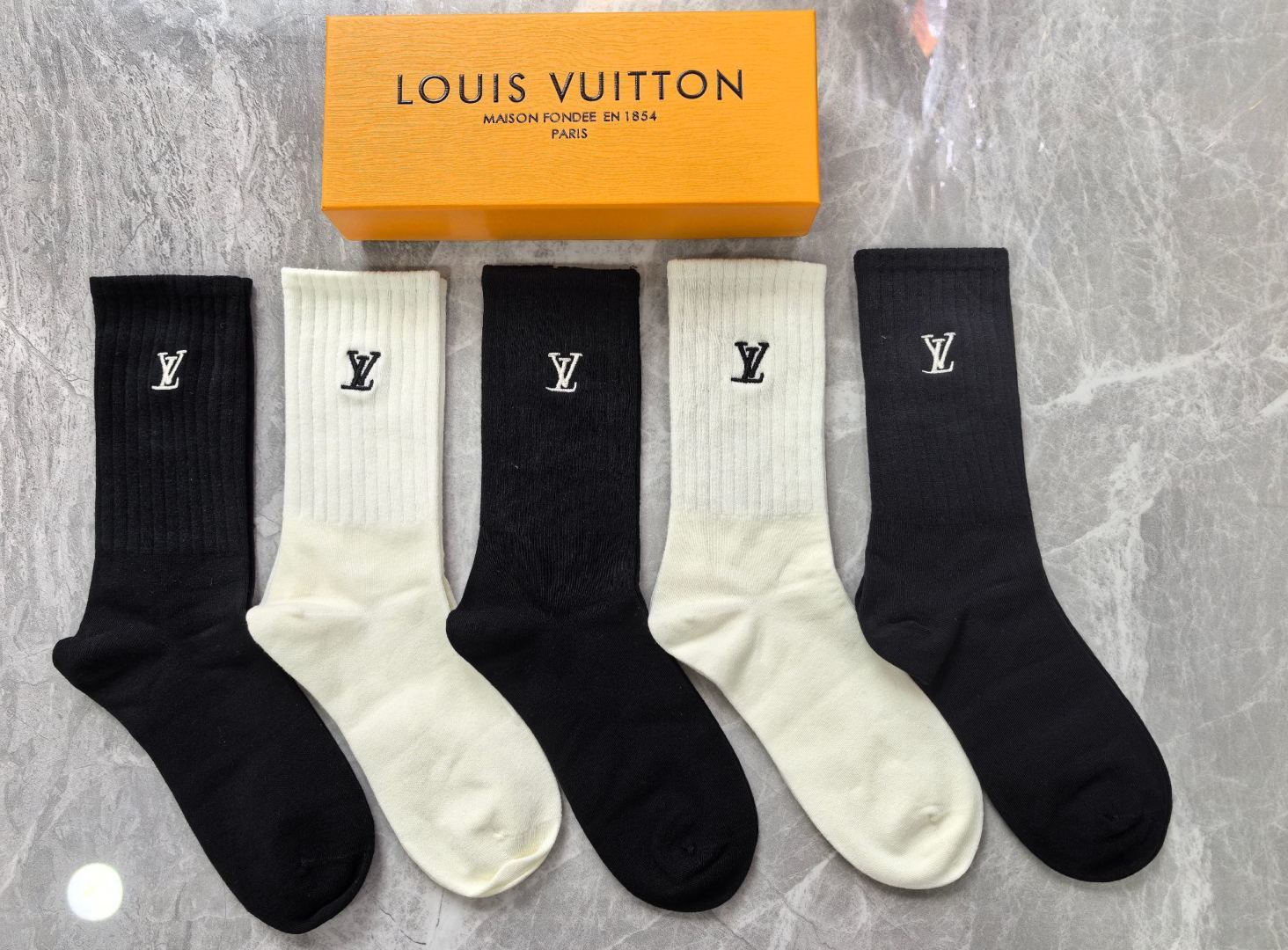 💛配专柜包装 LV（路易威登）新款中长款堆堆袜袜子！一盒五双，专柜同步筒袜袜子，大牌出街，潮人必备🔥超好搭