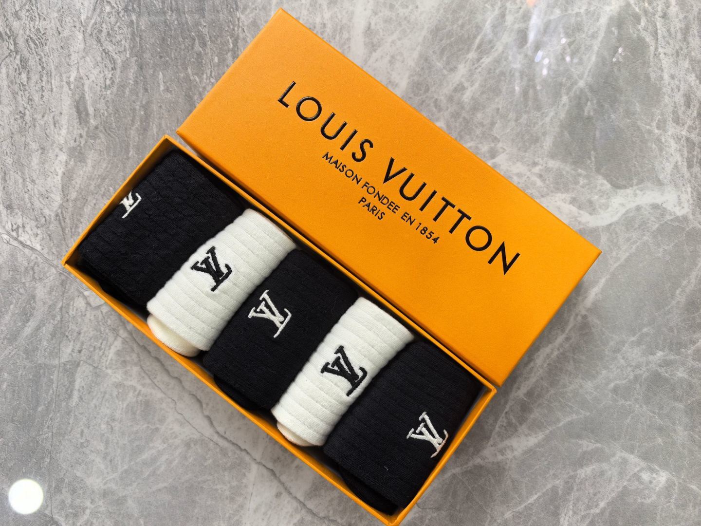 💛配专柜包装 LV（路易威登）新款中长款堆堆袜袜子！一盒五双，专柜同步筒袜袜子，大牌出街，潮人必备🔥超好搭