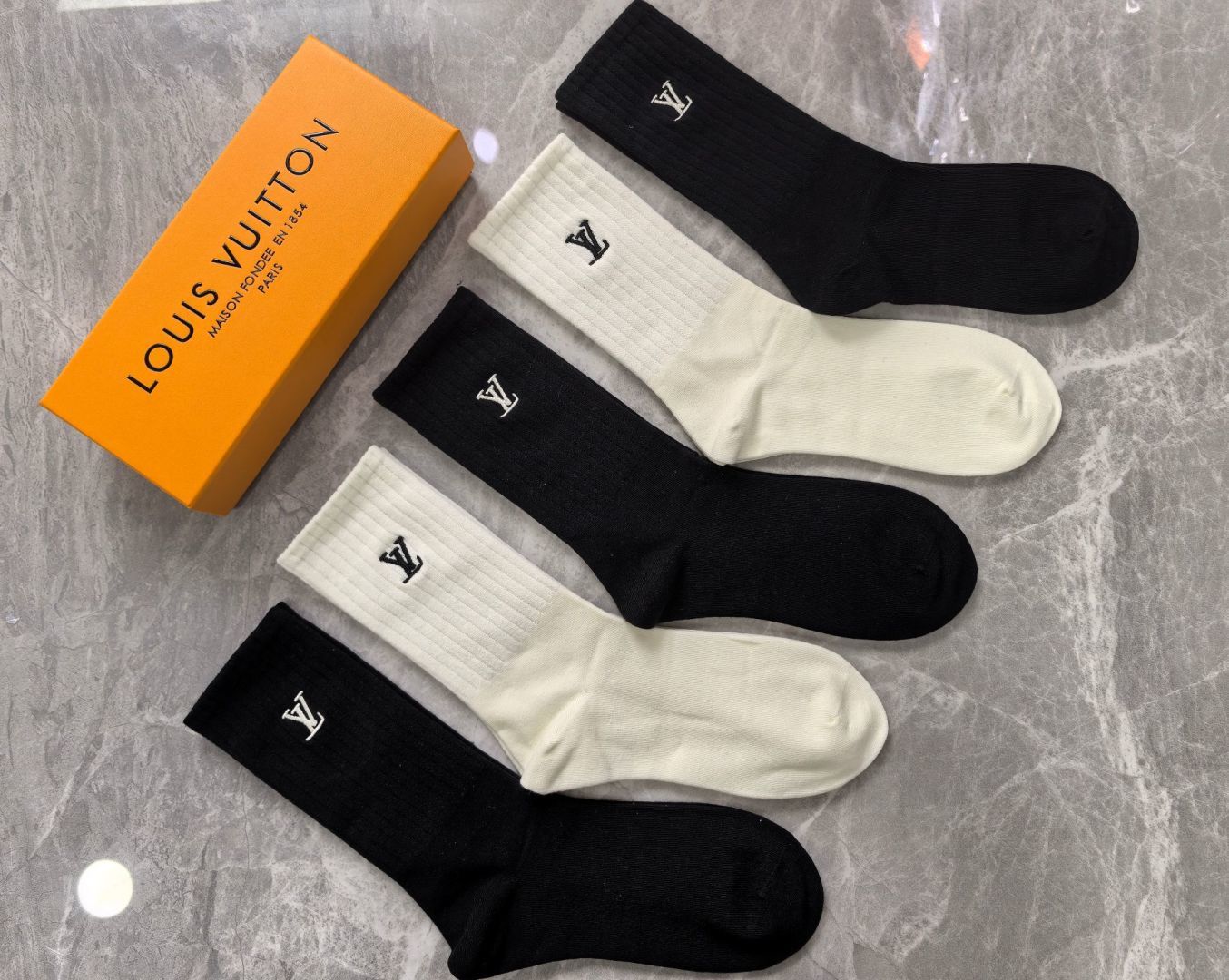 💛配专柜包装 LV（路易威登）新款中长款堆堆袜袜子！一盒五双，专柜同步筒袜袜子，大牌出街，潮人必备🔥超好搭