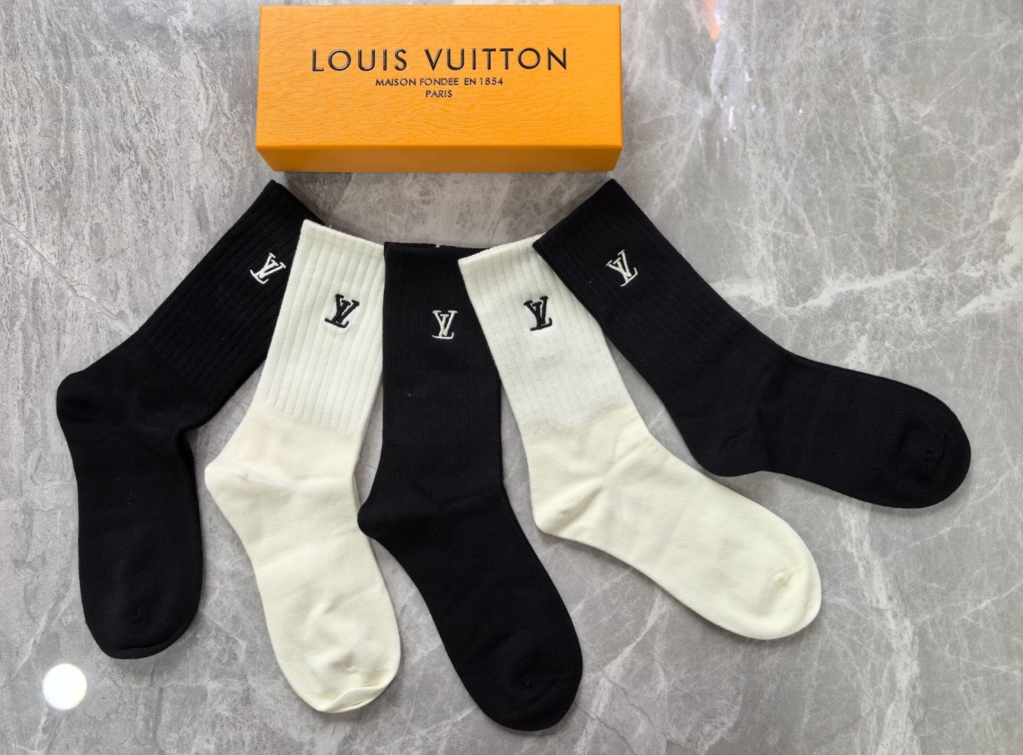 💛配专柜包装 LV（路易威登）新款中长款堆堆袜袜子！一盒五双，专柜同步筒袜袜子，大牌出街，潮人必备🔥超好搭