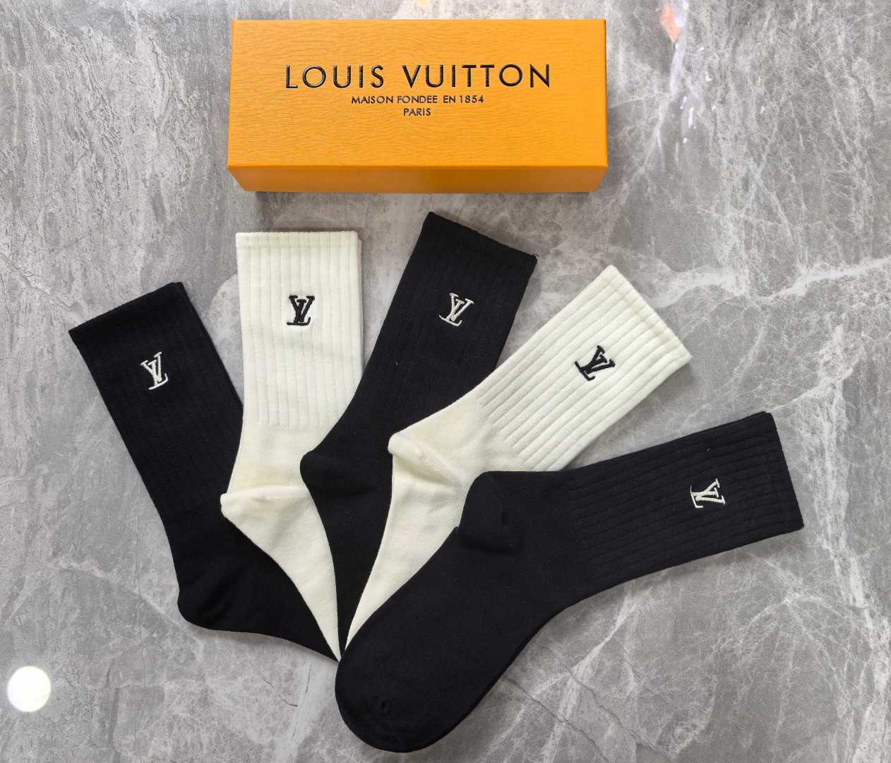 💛配专柜包装 LV（路易威登）新款中长款堆堆袜袜子！一盒五双，专柜同步筒袜袜子，大牌出街，潮人必备🔥超好搭