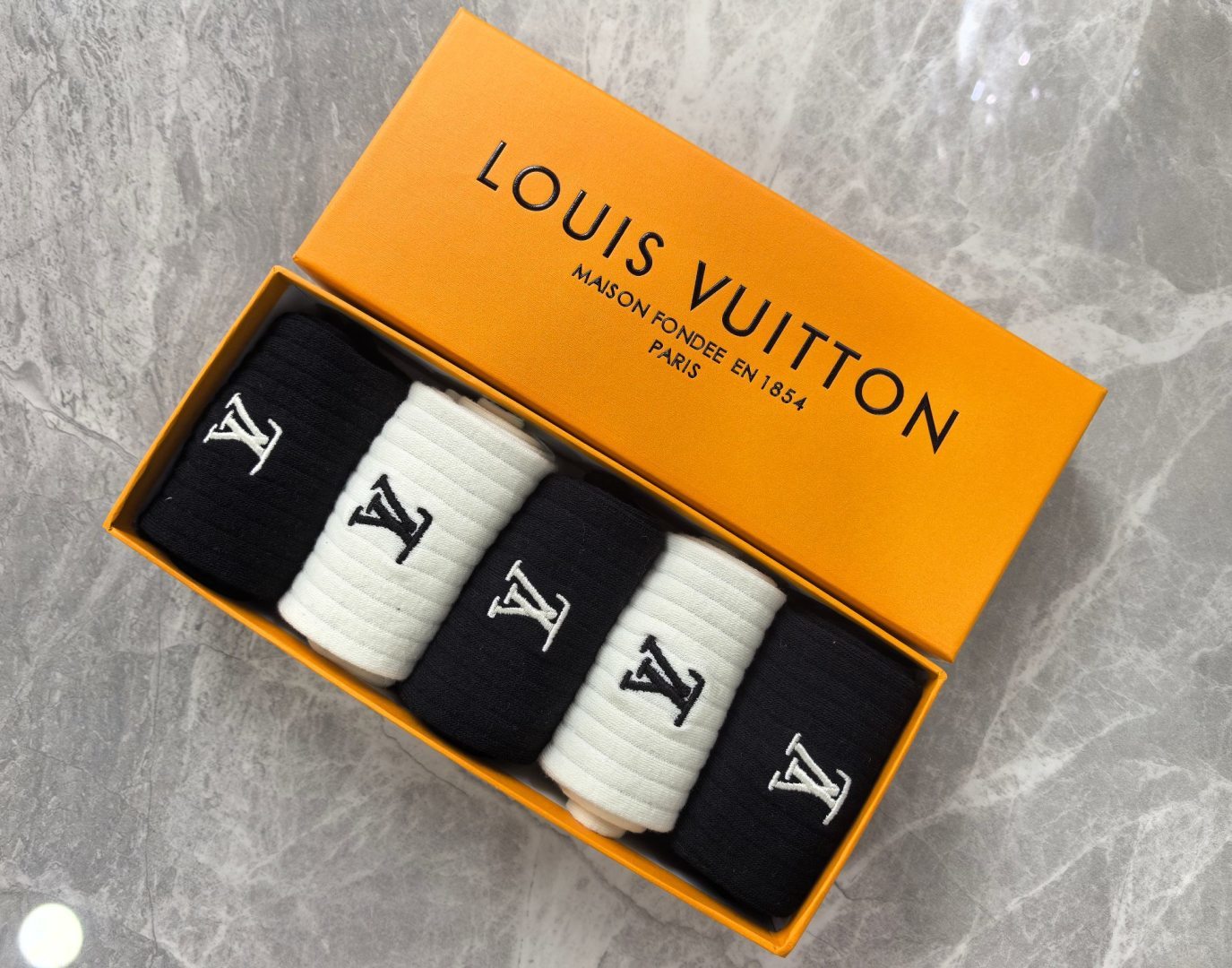 💛配专柜包装 LV（路易威登）新款中长款堆堆袜袜子！一盒五双，专柜同步筒袜袜子，大牌出街，潮人必备🔥超好搭