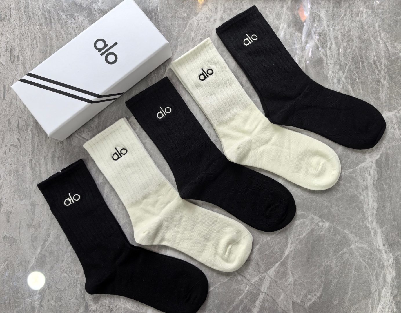 💛配专柜包装 ALO（阿洛）新款中长款堆堆袜袜子！一盒五双，专柜同步筒袜袜子，大牌出街，潮人必备🔥超好搭
