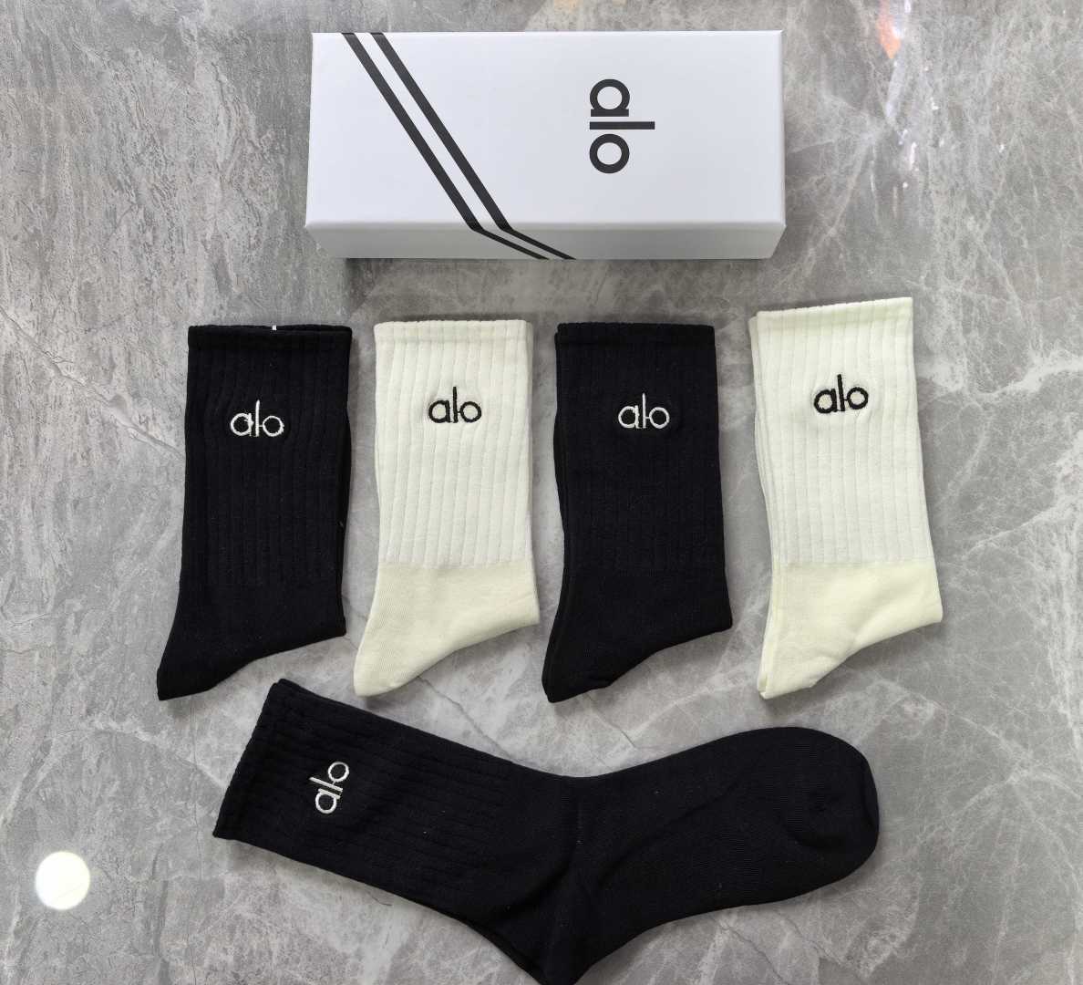💛配专柜包装 ALO（阿洛）新款中长款堆堆袜袜子！一盒五双，专柜同步筒袜袜子，大牌出街，潮人必备🔥超好搭