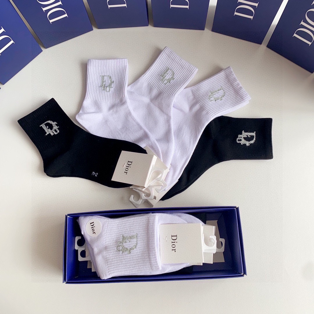 💛配包装 DIOR（迪奥）新款经典中长款堆堆袜袜子！一盒五双， 专柜同步筒款袜子，💛大牌出街，潮人必备🔥超好搭。