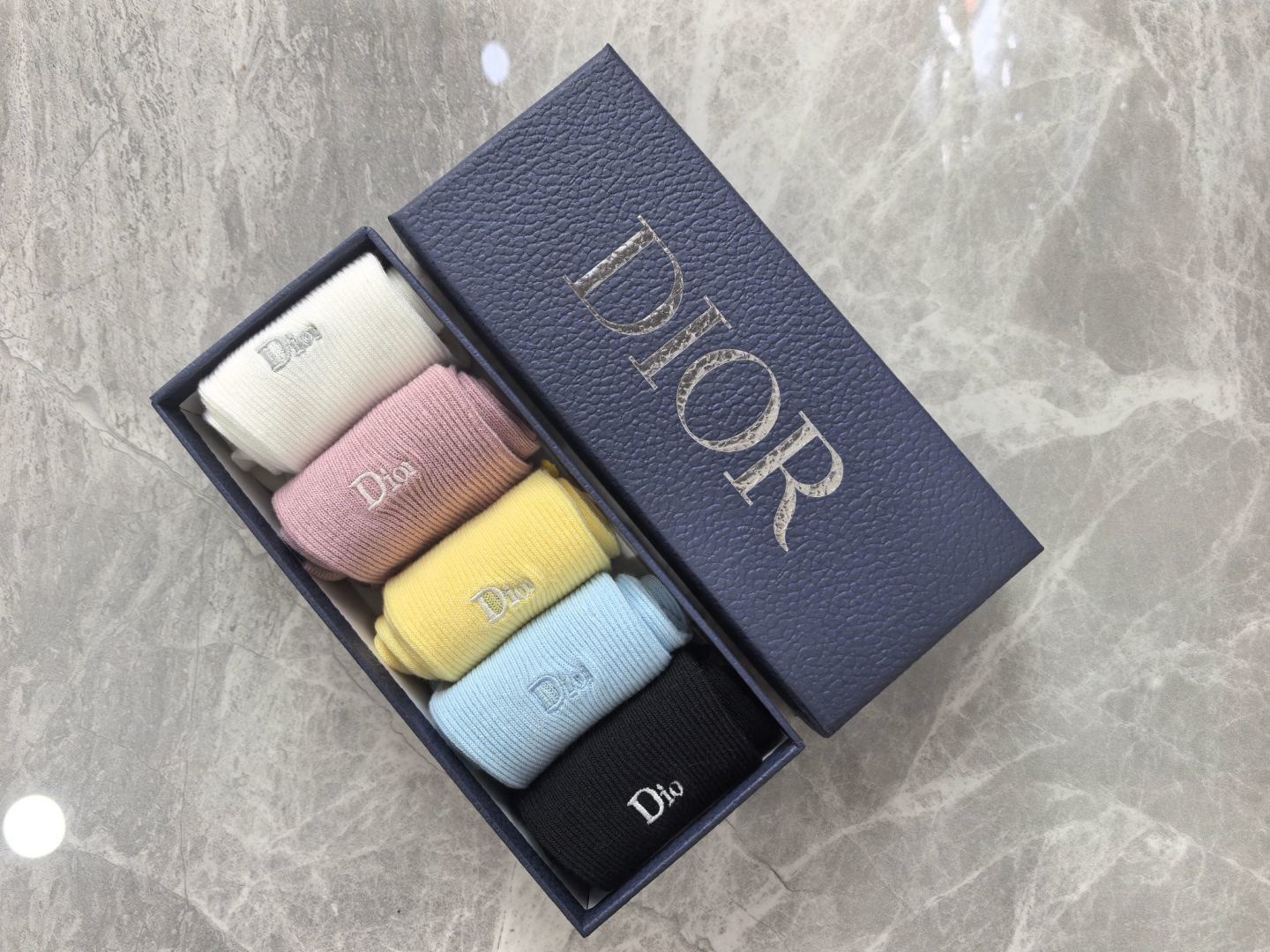 💛配专柜包装 DIOR（迪奥）最新双针中长筒刺绣款堆堆袜袜子！一盒五双，专柜同步筒袜袜子，💛大牌出街，潮人必备🔥超好搭