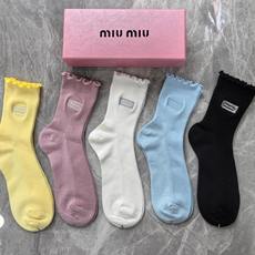 💛配专柜包装 MIUMIU(缪缪)最新双针中长筒刺绣款堆堆袜袜子!一盒五双,专柜同步筒袜袜子,💛大牌出街,潮人必备🔥超好 💛配专柜包装 MIUMIU(缪缪)最新双针中长筒刺绣款堆堆袜袜子!一盒五双,专柜同步筒袜袜子,💛大牌出街,潮人必备🔥超好