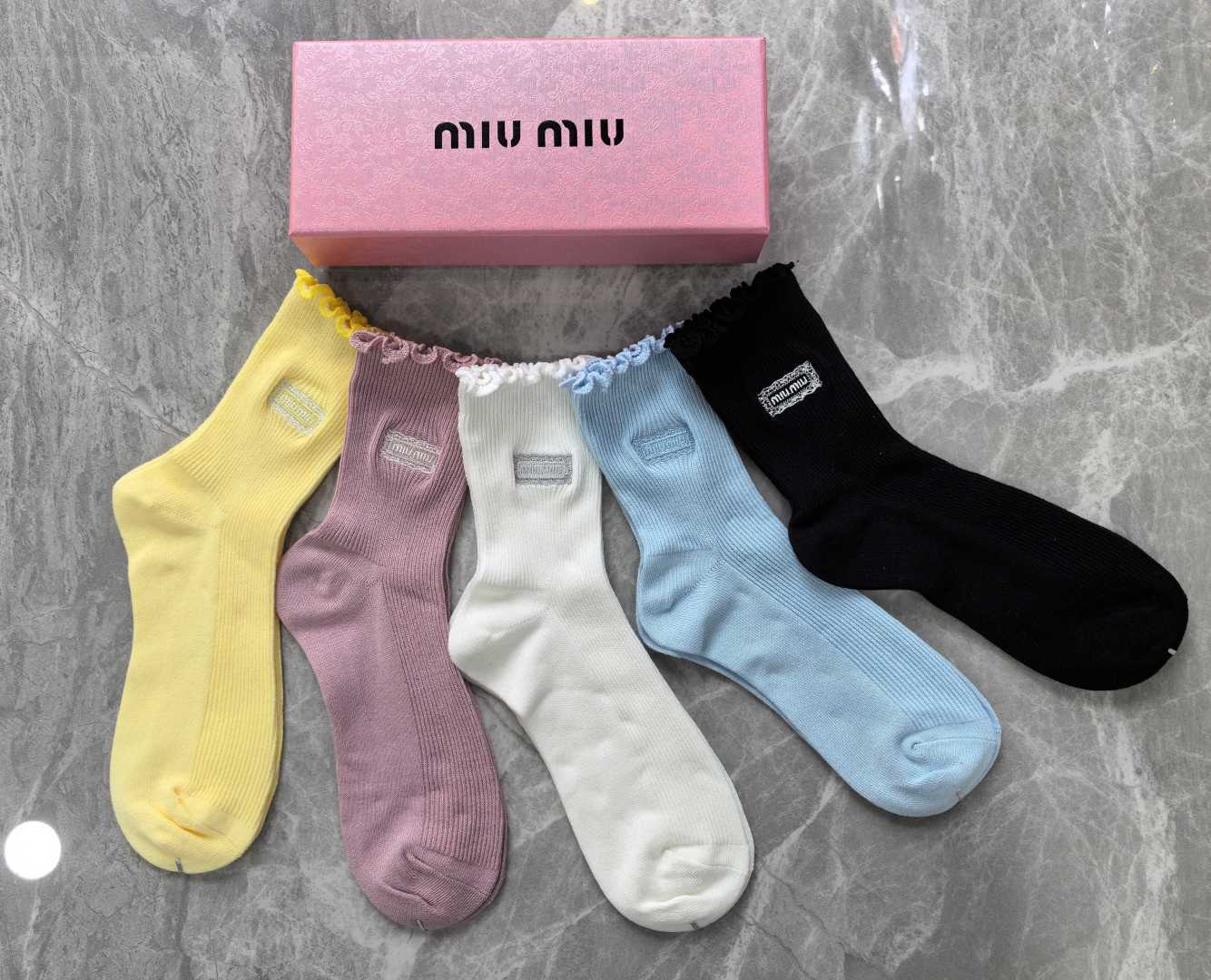 💛配专柜包装 MIUMIU（缪缪）最新双针中长筒刺绣款堆堆袜袜子！一盒五双，专柜同步筒袜袜子，💛大牌出街，潮人必备🔥超好