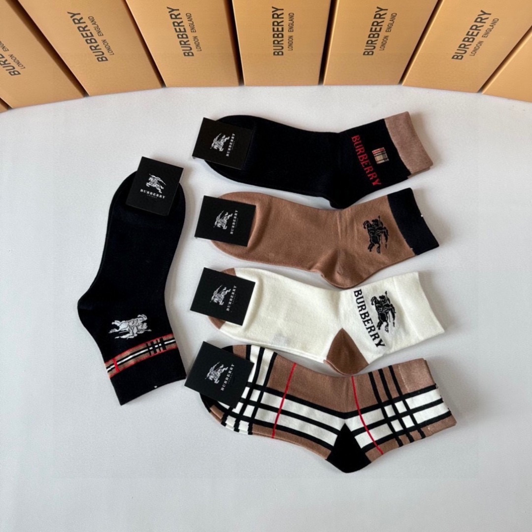 💛配专柜包装 Burberry （巴宝莉）新款中长款堆堆袜袜子！一盒五双，专柜同步筒袜袜子，💛大牌出街，潮人必备🔥超好搭