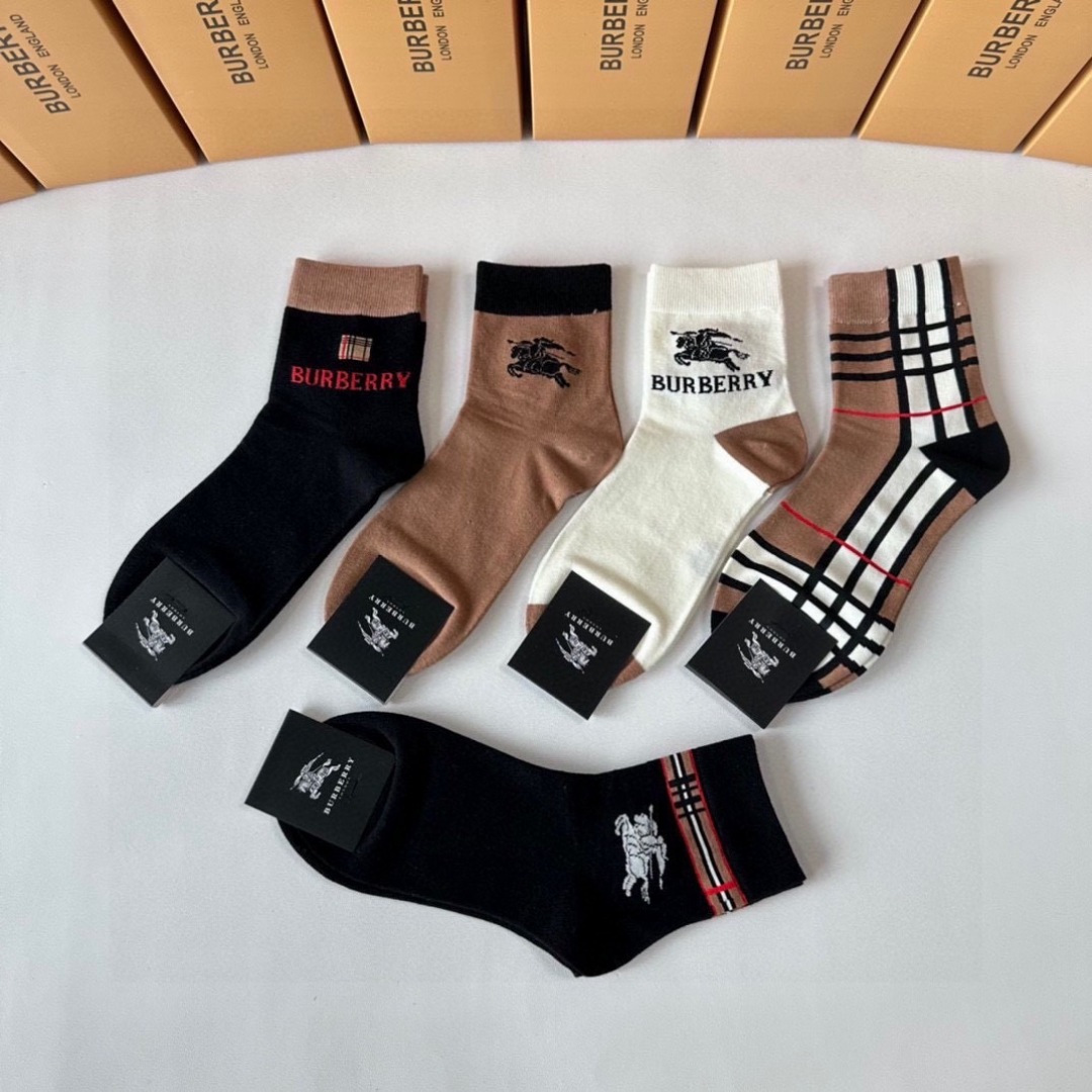 💛配专柜包装 Burberry （巴宝莉）新款中长款堆堆袜袜子！一盒五双，专柜同步筒袜袜子，💛大牌出街，潮人必备🔥超好搭