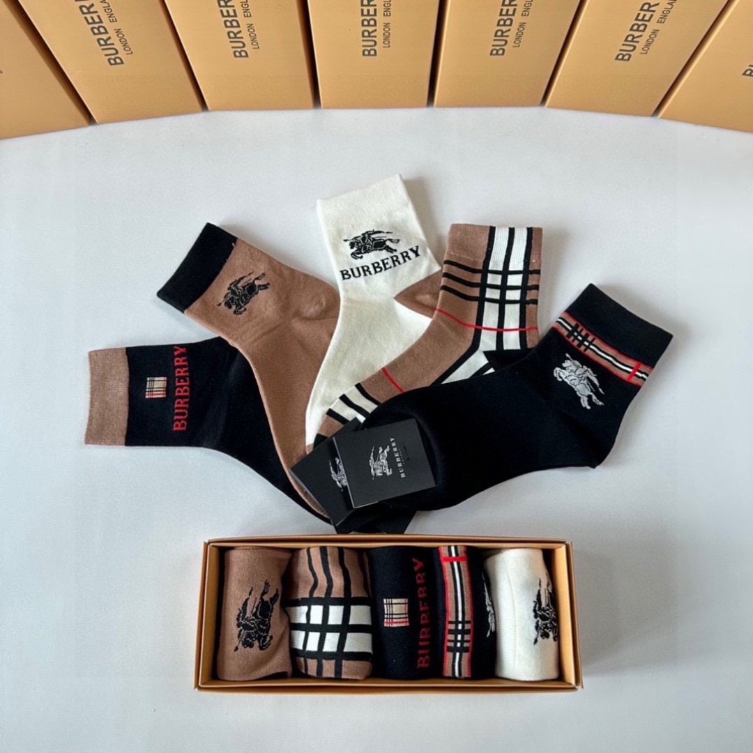 💛配专柜包装 Burberry （巴宝莉）新款中长款堆堆袜袜子！一盒五双，专柜同步筒袜袜子，💛大牌出街，潮人必备🔥超好搭