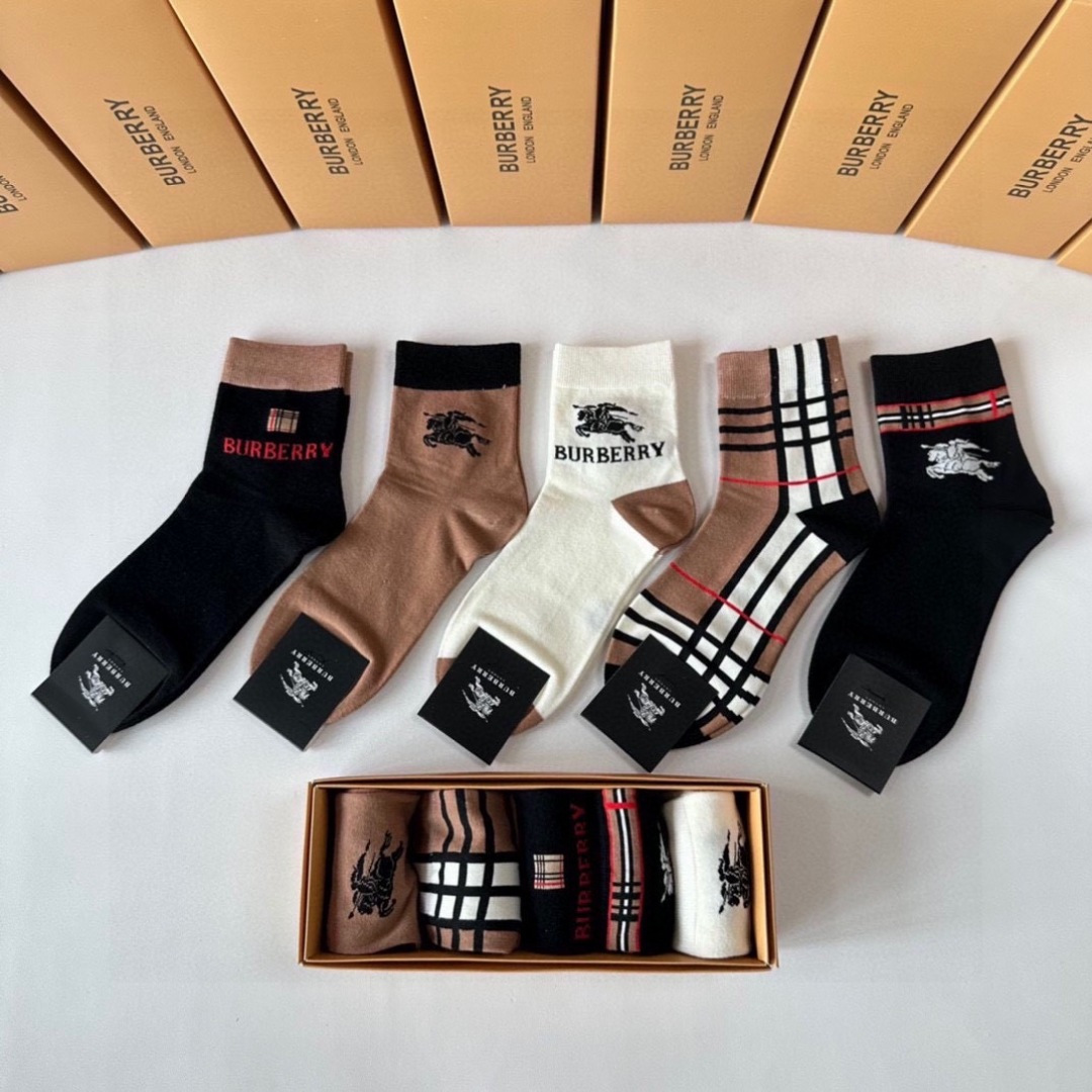 💛配专柜包装 Burberry （巴宝莉）新款中长款堆堆袜袜子！一盒五双，专柜同步筒袜袜子，💛大牌出街，潮人必备🔥超好搭