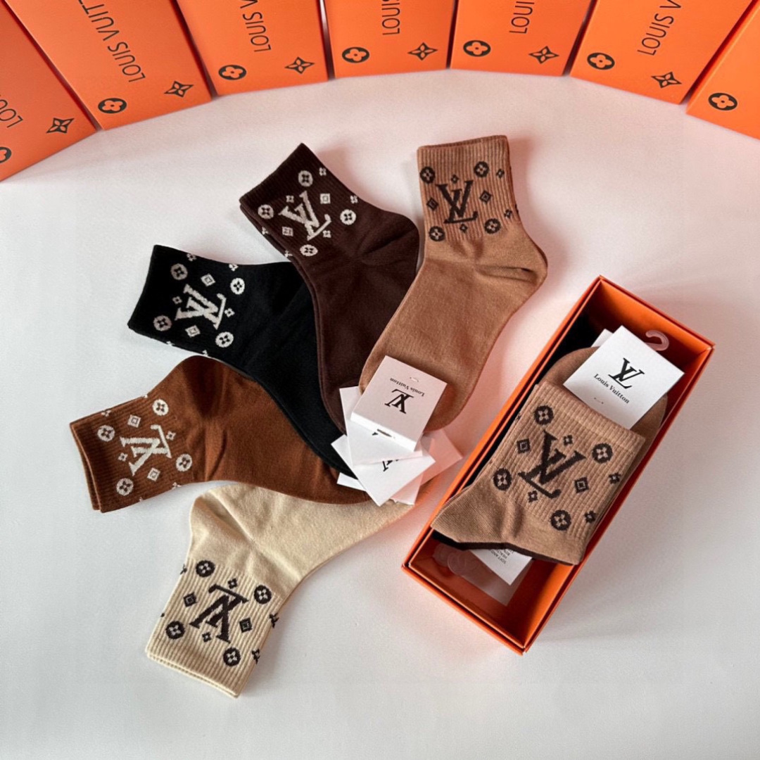 💛配专柜包装 LV（路易威登）新款中长筒堆堆袜袜子！一盒五双，专柜同步筒袜袜子，💛大牌出街，潮人必备🔥超好搭