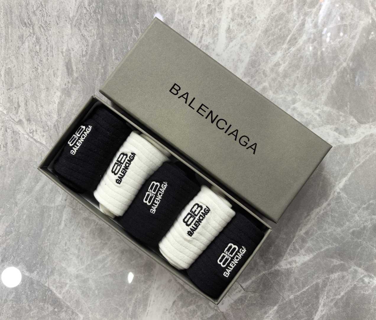 💛配专柜包装 Balenciaga (巴黎世家) 新款中长款堆堆袜袜子！一盒五双，专柜同步筒袜袜子，大牌出街，潮人必备🔥