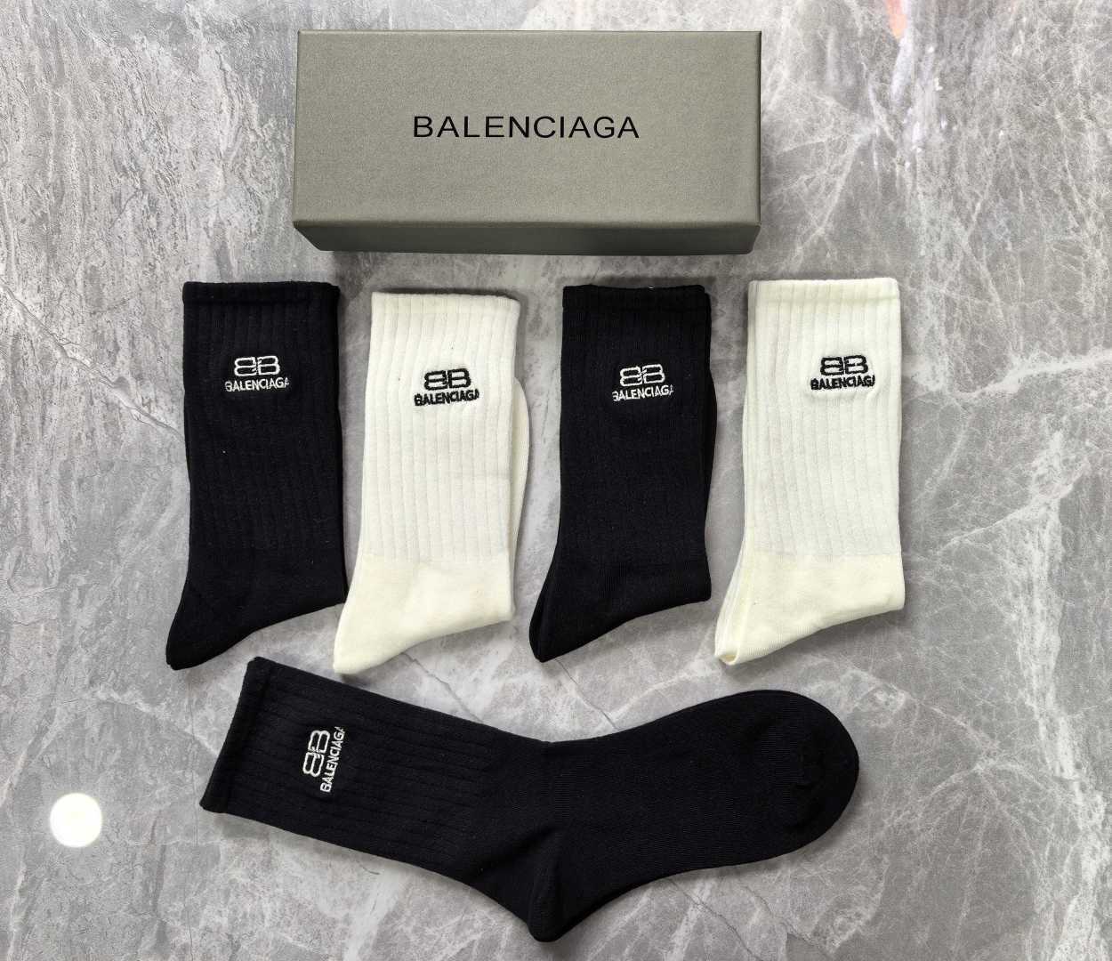 💛配专柜包装 Balenciaga (巴黎世家) 新款中长款堆堆袜袜子！一盒五双，专柜同步筒袜袜子，大牌出街，潮人必备🔥