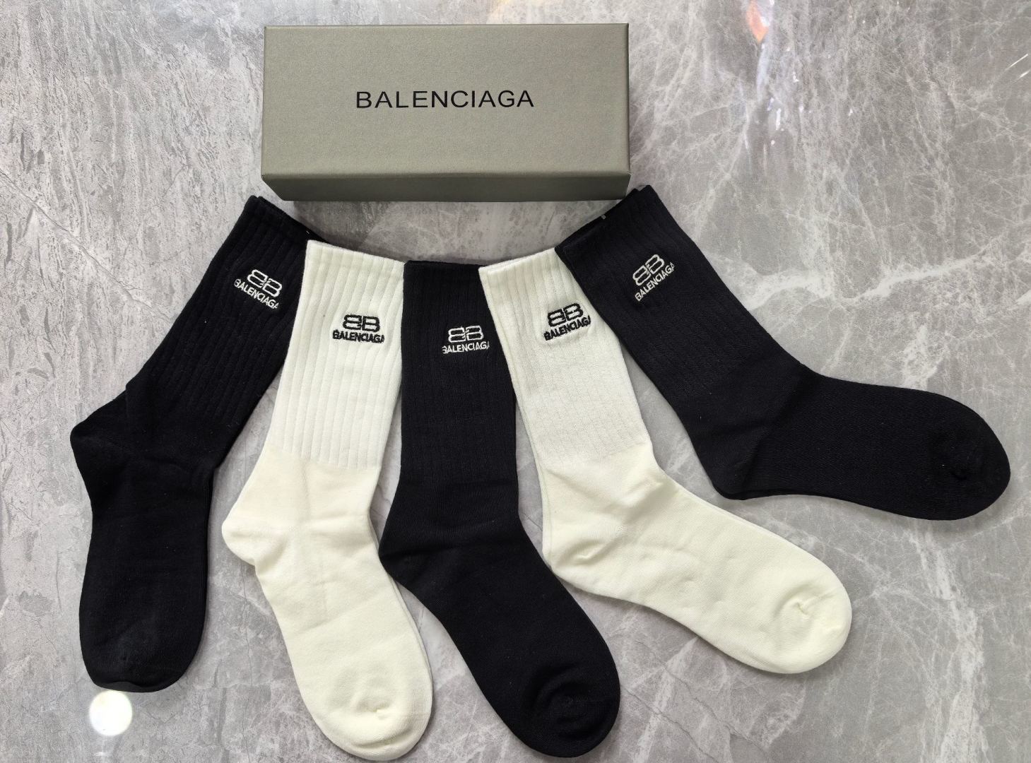 💛配专柜包装 Balenciaga (巴黎世家) 新款中长款堆堆袜袜子！一盒五双，专柜同步筒袜袜子，大牌出街，潮人必备🔥
