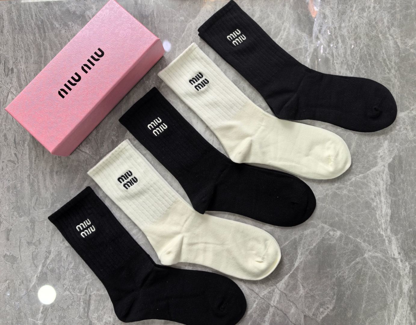 💛配专柜包装 MIUMIU（缪缪）新款中长款堆堆袜袜子！一盒五双，专柜同步筒袜袜子，大牌出街，潮人必备🔥超好搭