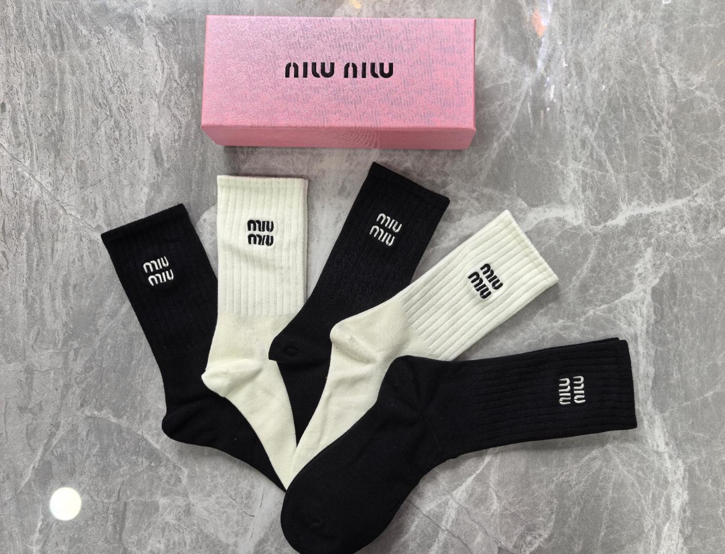 💛配专柜包装 MIUMIU（缪缪）新款中长款堆堆袜袜子！一盒五双，专柜同步筒袜袜子，大牌出街，潮人必备🔥超好搭