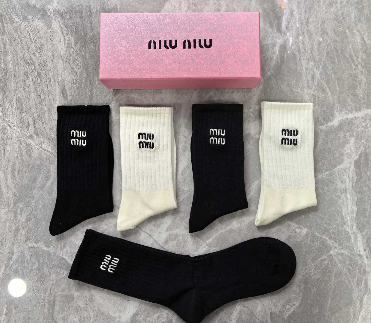 💛配专柜包装 MIUMIU（缪缪）新款中长款堆堆袜袜子！一盒五双，专柜同步筒袜袜子，大牌出街，潮人必备🔥超好搭