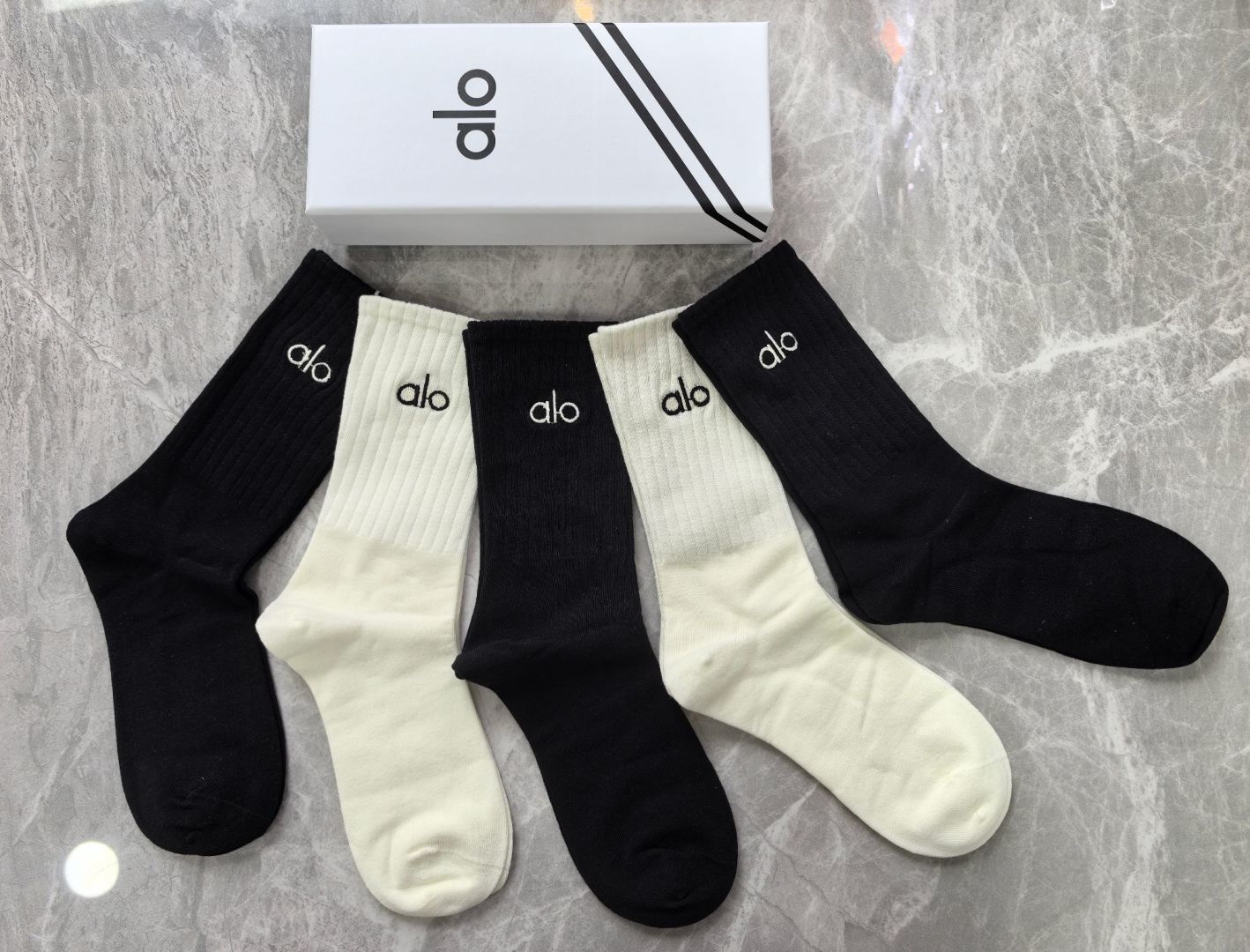 💛配专柜包装 ALO（阿洛）新款中长款堆堆袜袜子！一盒五双，专柜同步筒袜袜子，大牌出街，潮人必备🔥超好搭