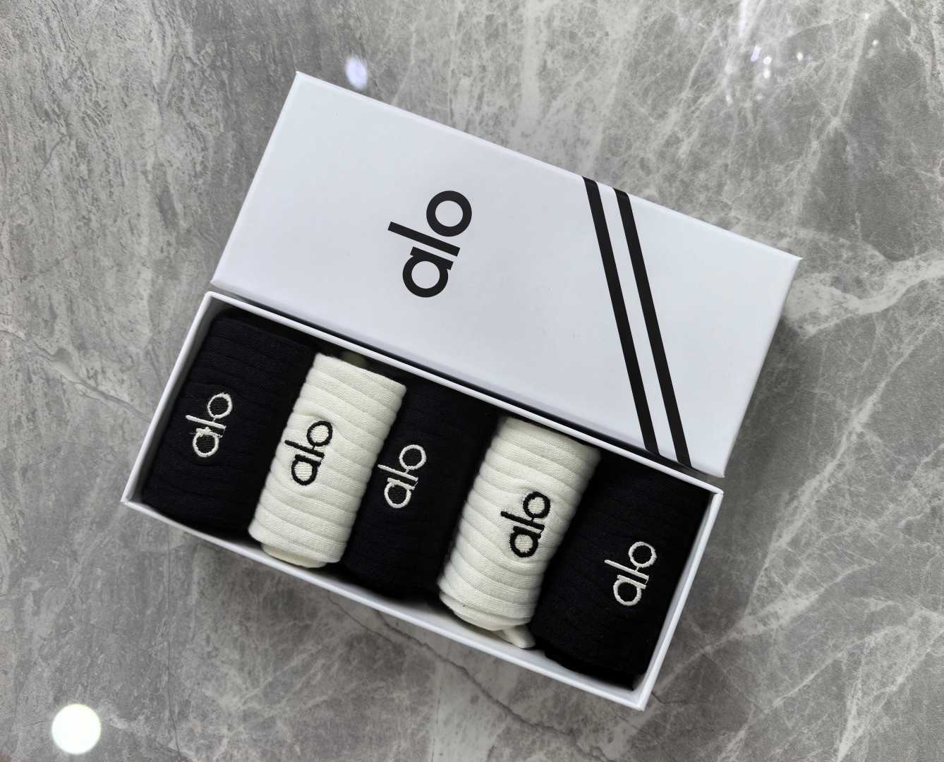 💛配专柜包装 ALO(阿洛)新款中长款堆堆袜袜子!一盒五双,专柜同步筒袜袜子,大牌出街,潮人必备🔥超好搭 💛配专柜包装 ALO(阿洛)新款中长款堆堆袜袜子!一盒五双,专柜同步筒袜袜子,大牌出街,潮人必备🔥超好搭