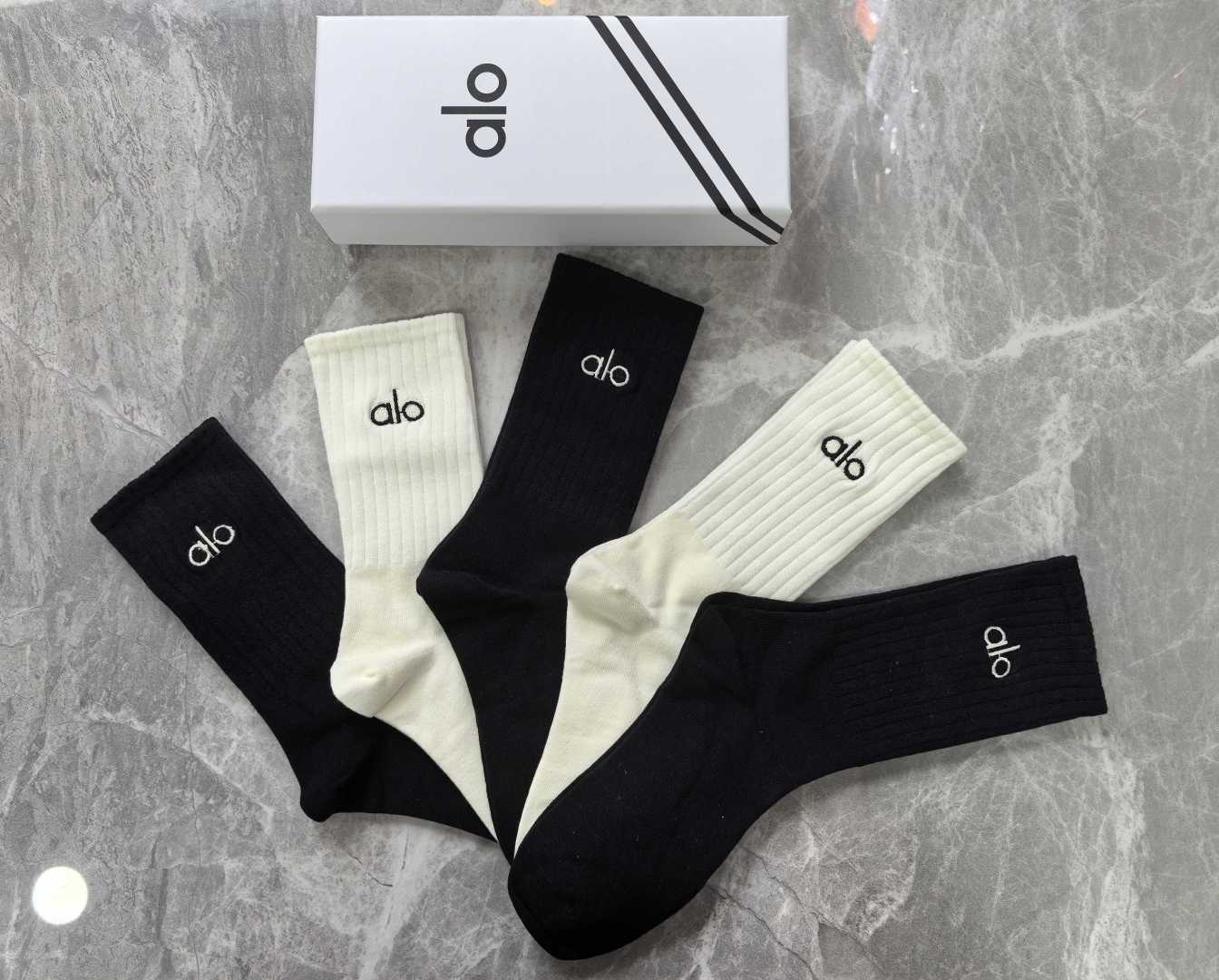 💛配专柜包装 ALO（阿洛）新款中长款堆堆袜袜子！一盒五双，专柜同步筒袜袜子，大牌出街，潮人必备🔥超好搭
