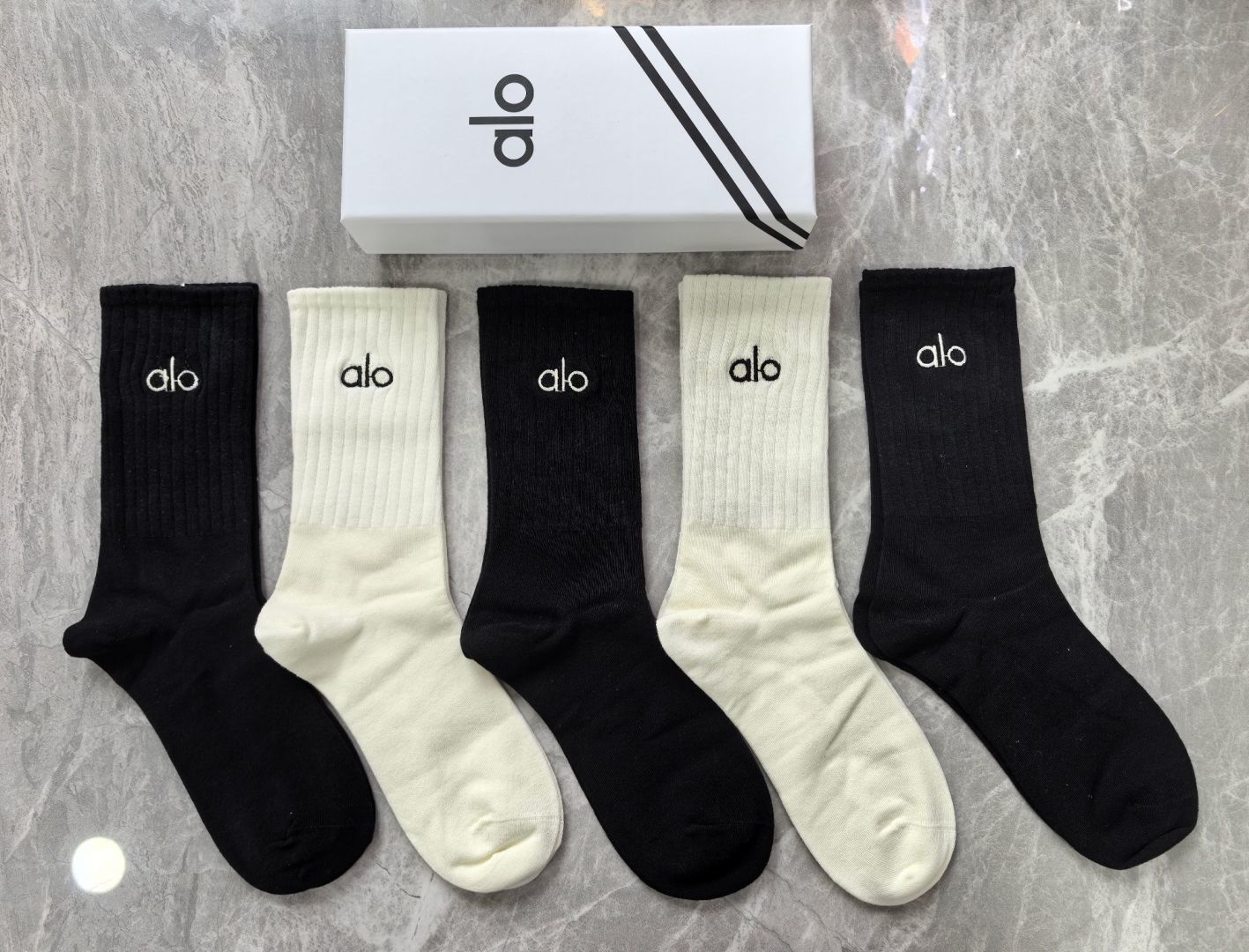 💛配专柜包装 ALO（阿洛）新款中长款堆堆袜袜子！一盒五双，专柜同步筒袜袜子，大牌出街，潮人必备🔥超好搭
