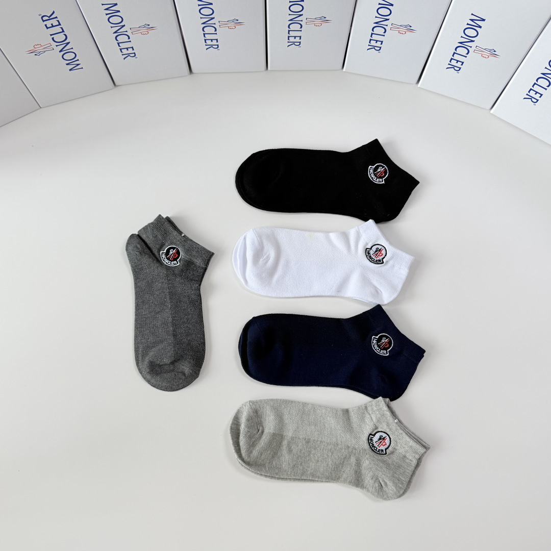 💛配包装 MONCLER（蒙口）新款经典刺绣中短款堆堆袜袜子！一盒五双， 专柜同步筒袜袜子，💛大牌出街，潮人必备🔥超好搭