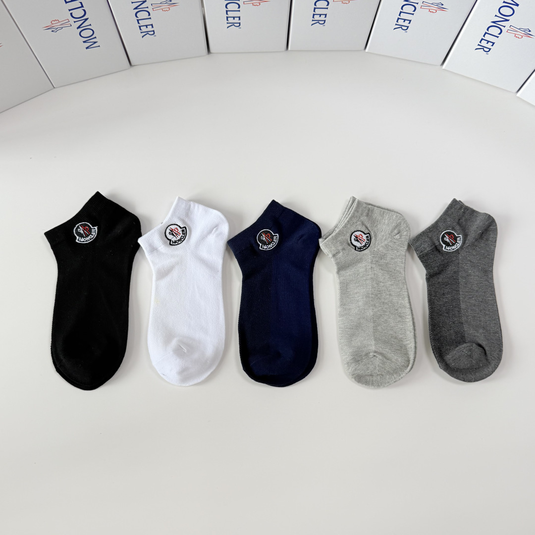 💛配包装 MONCLER（蒙口）新款经典刺绣中短款堆堆袜袜子！一盒五双， 专柜同步筒袜袜子，💛大牌出街，潮人必备🔥超好搭