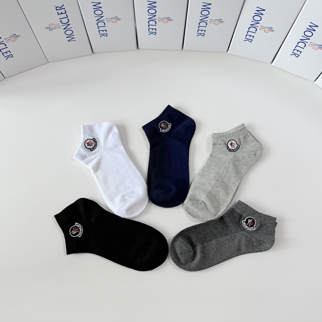 💛配包装 MONCLER（蒙口）新款经典刺绣中短款堆堆袜袜子！一盒五双， 专柜同步筒袜袜子，💛大牌出街，潮人必备🔥超好搭