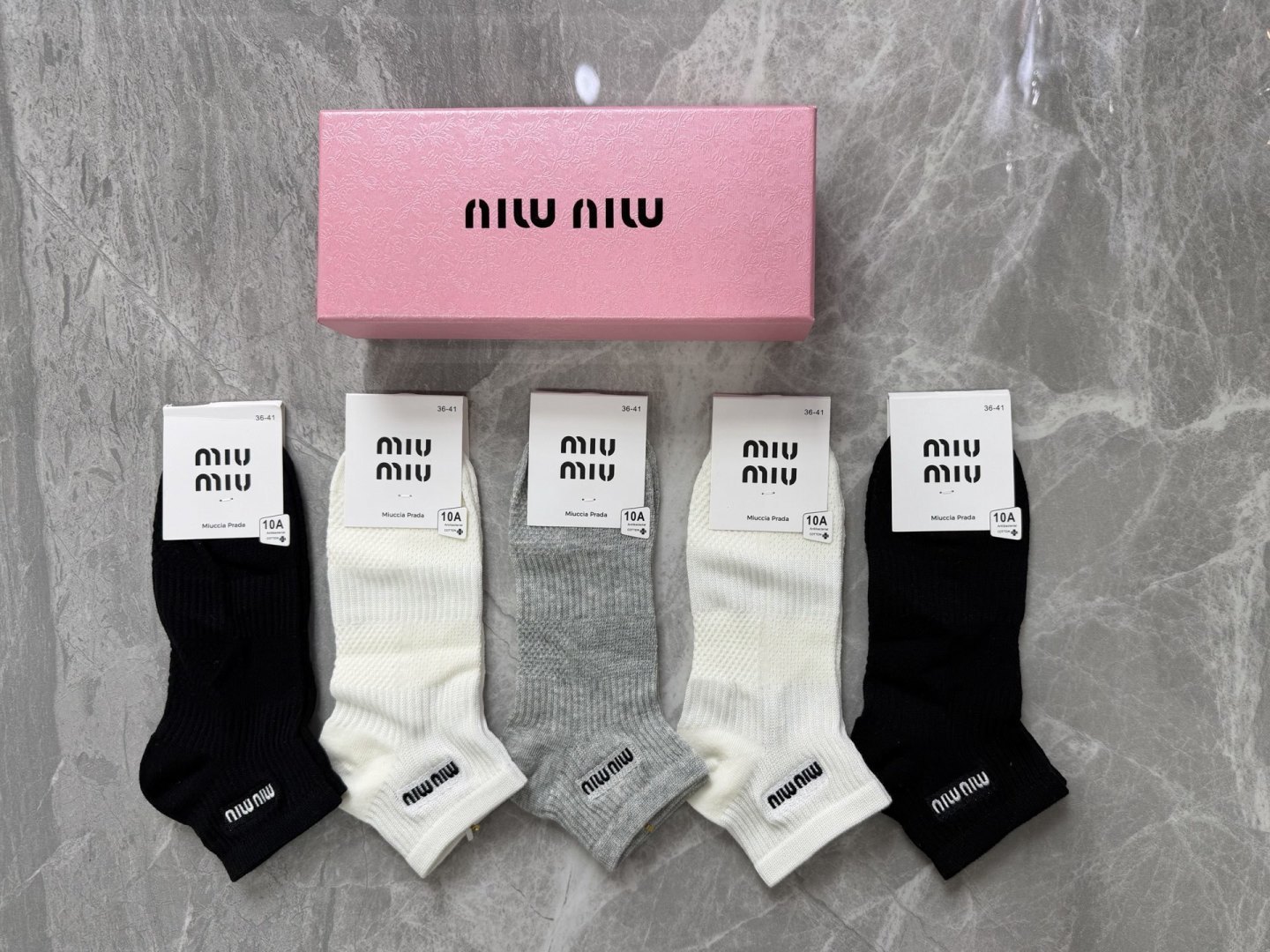 💛配包装 MiuMiu（缪缪）新款刺绣中短款堆袜袜子！一盒五双， 专柜同步筒袜袜子，💛大牌出街，潮人必备🔥超好搭。