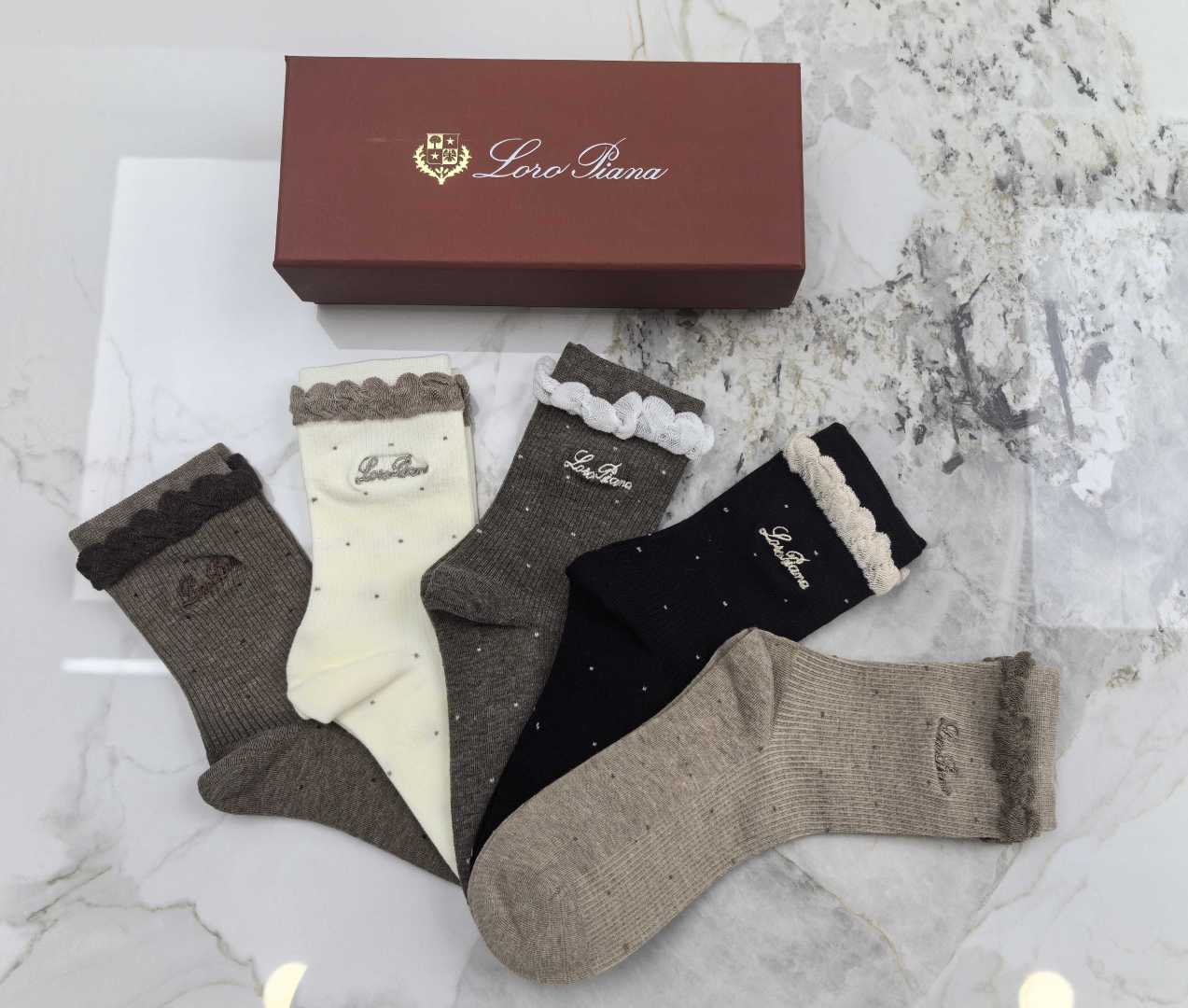 配包装 LORO PIANA（LP）新款中长款木耳边刺绣款堆堆袜袜子！一盒五双， 专柜同步筒款袜子，💛大牌出街，潮人必备