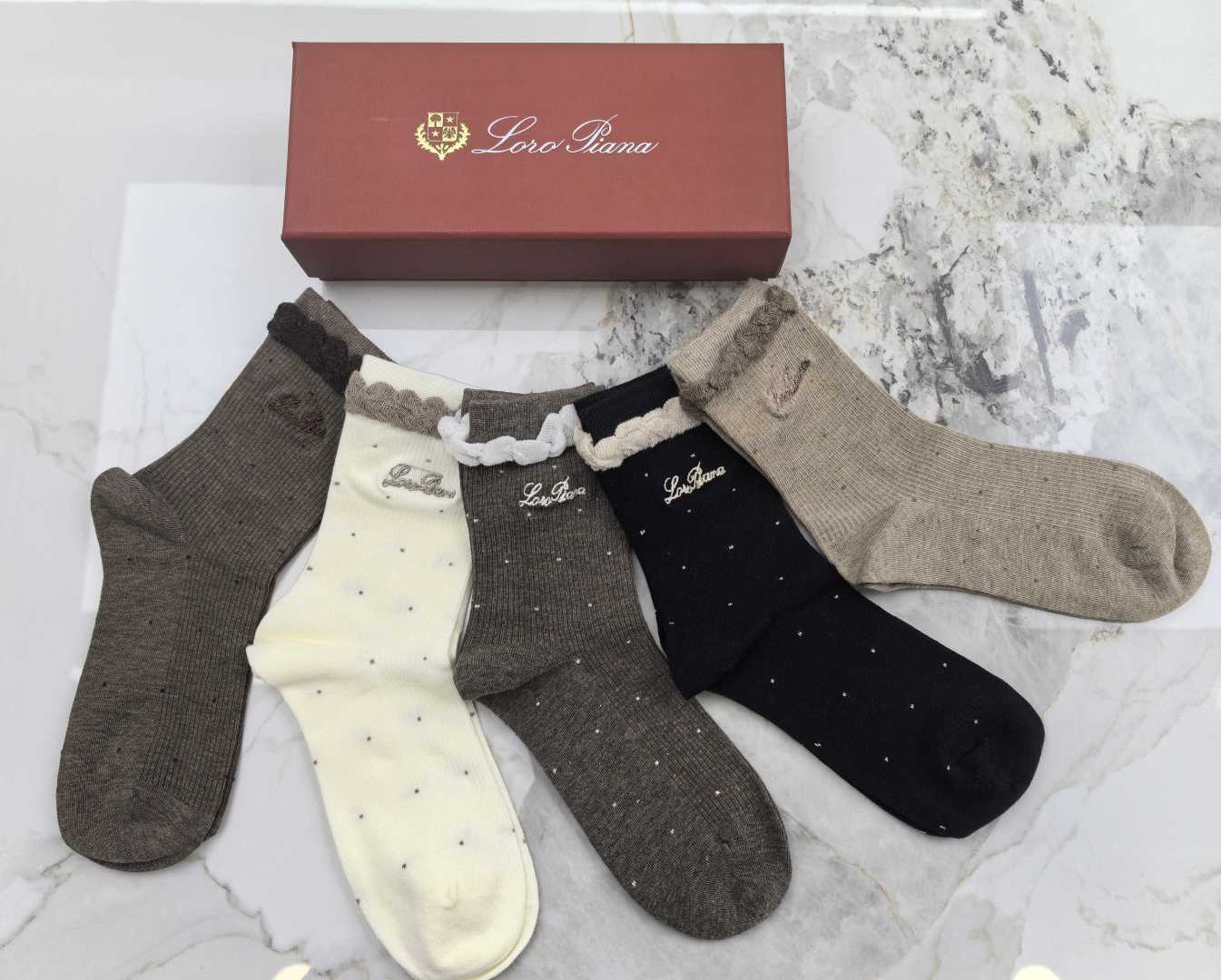 配包装 LORO PIANA（LP）新款中长款木耳边刺绣款堆堆袜袜子！一盒五双， 专柜同步筒款袜子，💛大牌出街，潮人必备