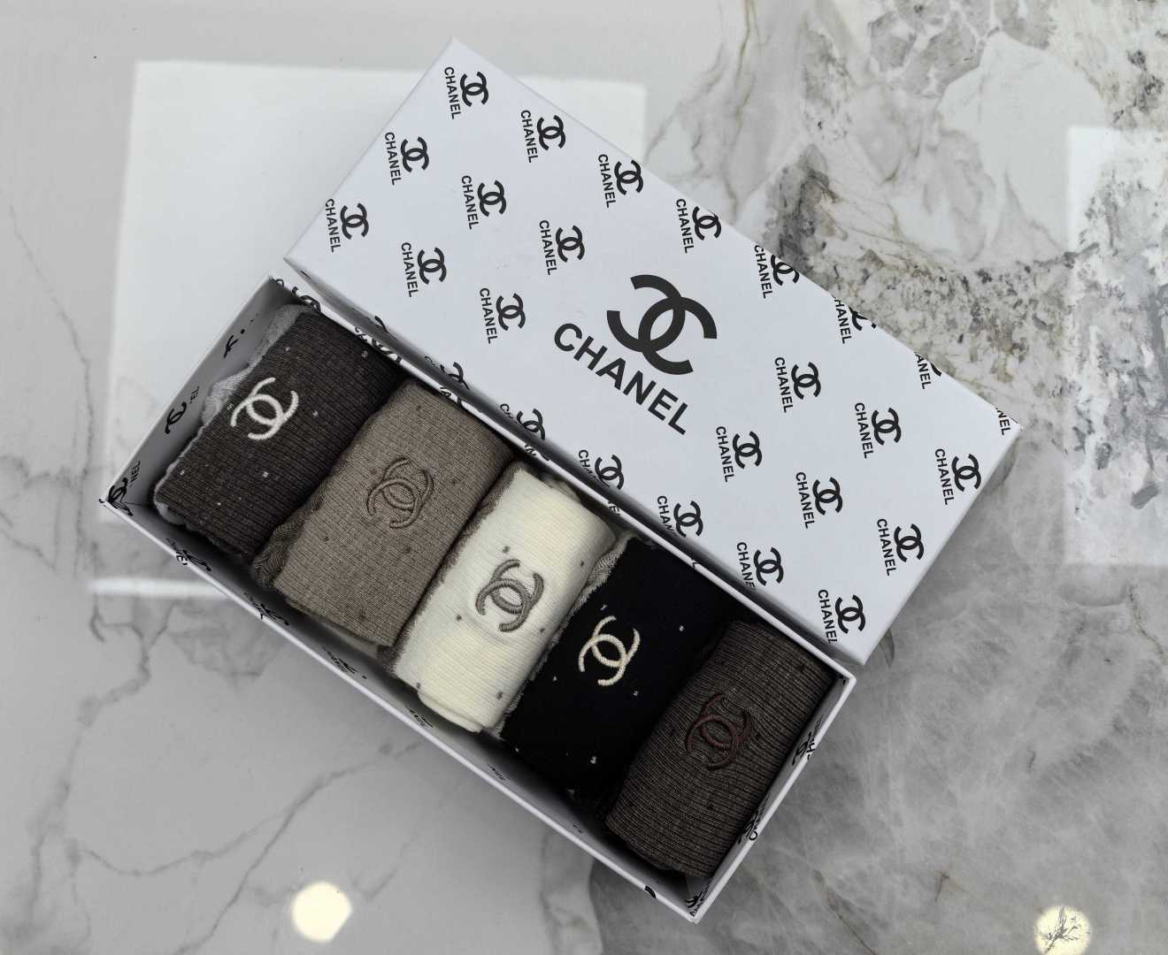 配包装 Chanel（香奈儿）新款中长款木耳边刺绣款堆堆袜袜子！一盒五双， 专柜同步筒款袜子，💛大牌出街，潮人必备🔥超好