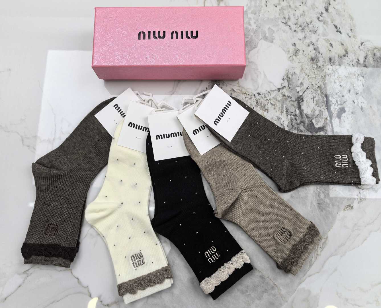 配包装 MIUMIU（缪缪）新款中长款木耳边刺绣款堆堆袜袜子！一盒五双， 专柜同步筒款袜子，💛大牌出街，潮人必备🔥超好搭