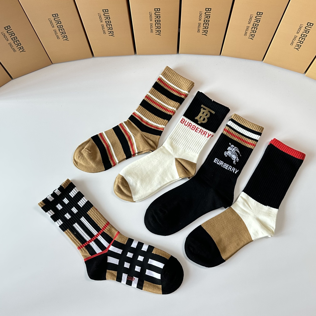 💛配包装 Burberry （巴宝莉）新款中长款堆堆袜袜子！一盒五双， 专柜同步筒款袜子，💛大牌出街，潮人必备🔥超好搭