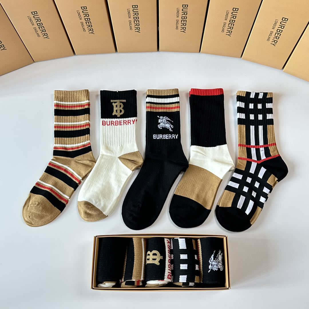 💛配包装 Burberry （巴宝莉）新款中长款堆堆袜袜子！一盒五双， 专柜同步筒款袜子，💛大牌出街，潮人必备🔥超好搭