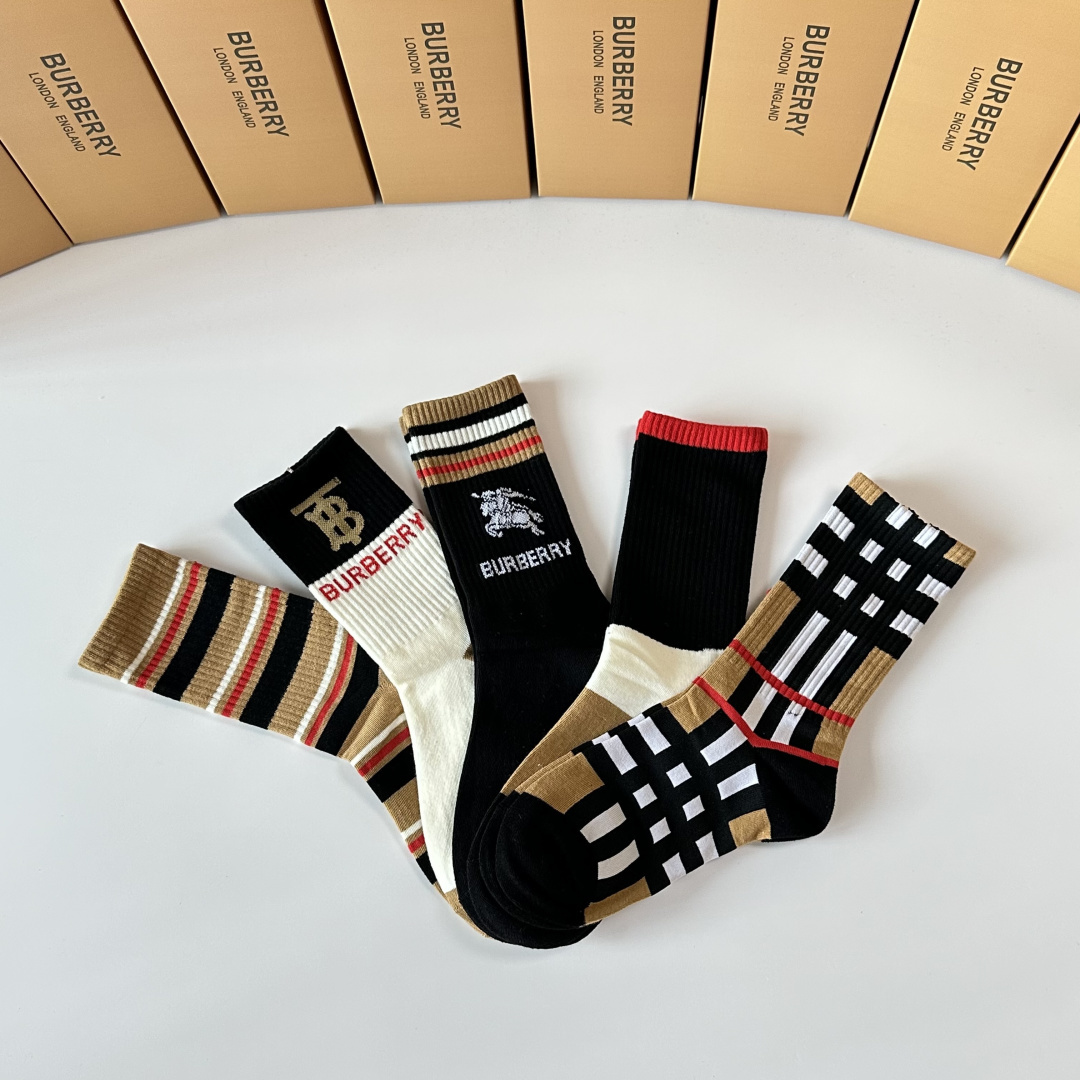 💛配包装 Burberry （巴宝莉）新款中长款堆堆袜袜子！一盒五双， 专柜同步筒款袜子，💛大牌出街，潮人必备🔥超好搭