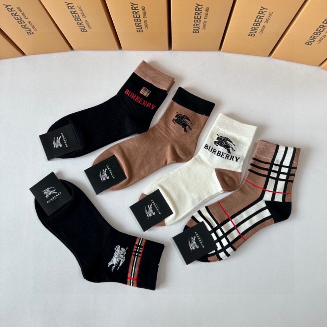 💛配专柜包装 Burberry （巴宝莉）新款中长款堆堆袜袜子！一盒五双，专柜同步筒袜袜子，💛大牌出街，潮人必备🔥超好搭