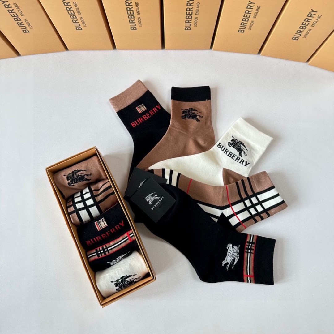 💛配专柜包装 Burberry （巴宝莉）新款中长款堆堆袜袜子！一盒五双，专柜同步筒袜袜子，💛大牌出街，潮人必备🔥超好搭