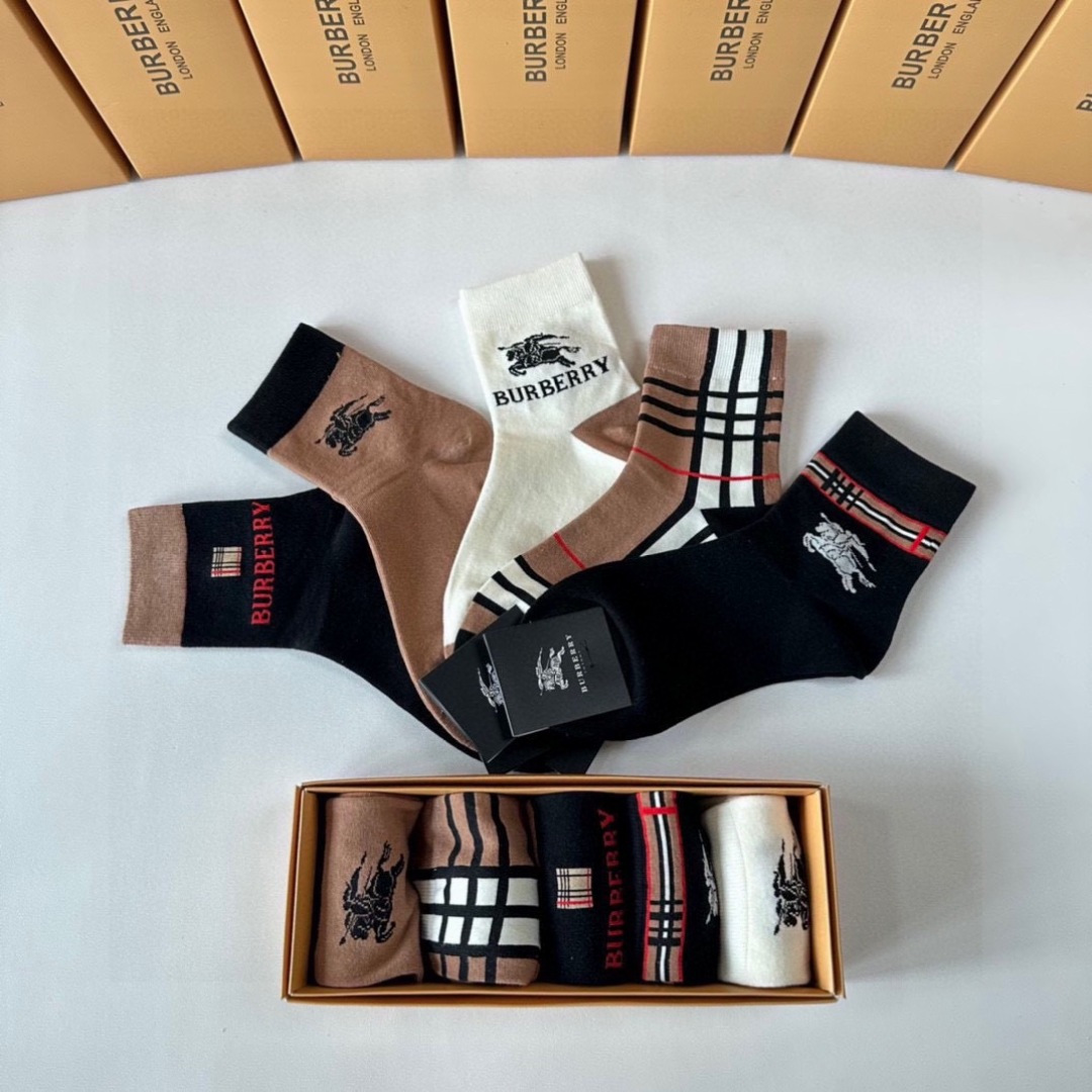 💛配专柜包装 Burberry （巴宝莉）新款中长款堆堆袜袜子！一盒五双，专柜同步筒袜袜子，💛大牌出街，潮人必备🔥超好搭