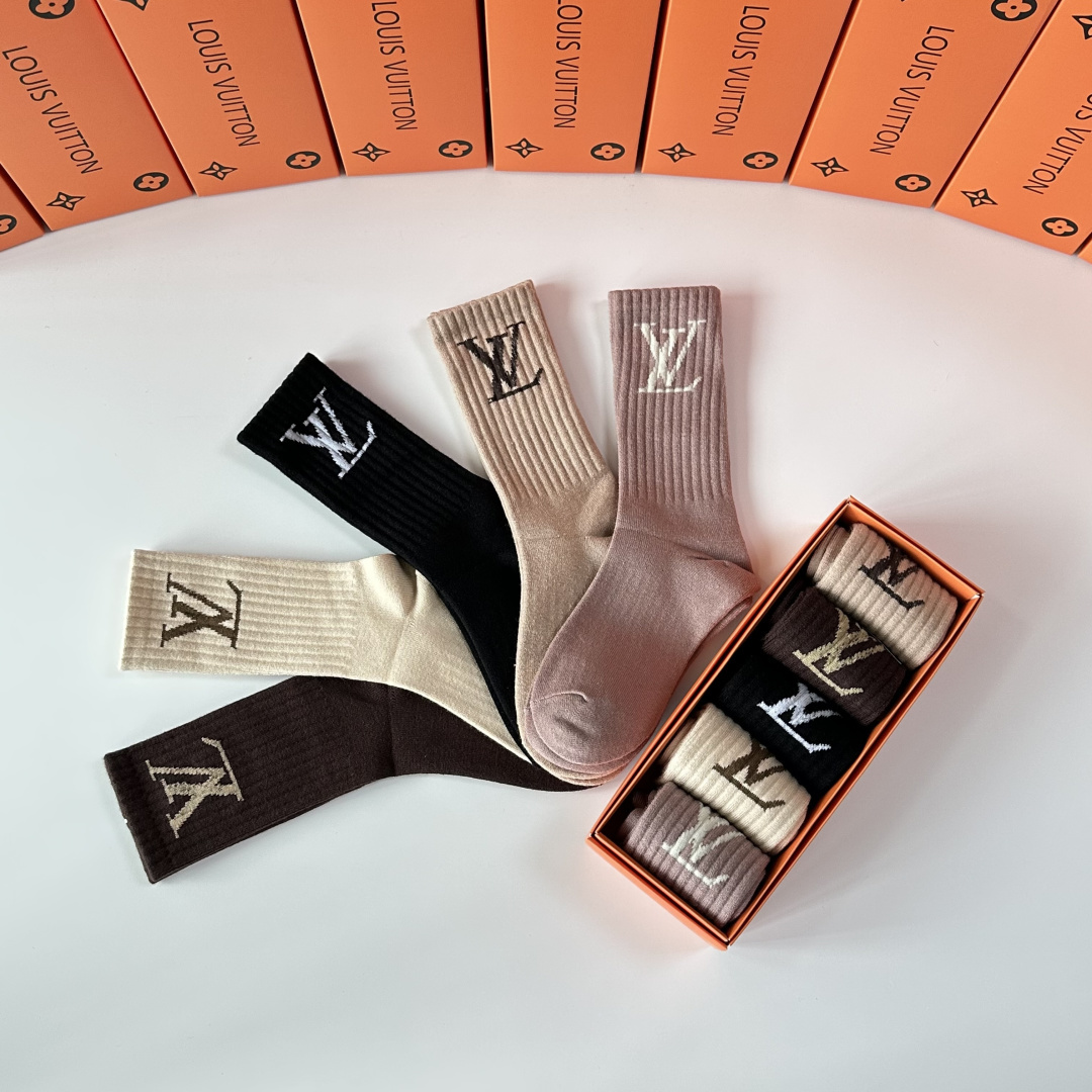 💛配专柜包装 LV（路易威登）新款羊毛中长款堆堆袜袜子！一盒五双，专柜同步筒袜袜子，💛大牌出街，潮人必备🔥超好搭