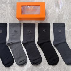 配包装 HERMES(爱马仕)新款中长款羊绒刺绣款堆堆袜袜子!一盒五双, 专柜同步筒款袜子,💛大牌出街,潮人必备🔥超好搭 配包装 HERMES(爱马仕)新款中长款羊绒刺绣款堆堆袜袜子!一盒五双, 专柜同步筒款袜子,💛大牌出街,潮人必备🔥超好搭